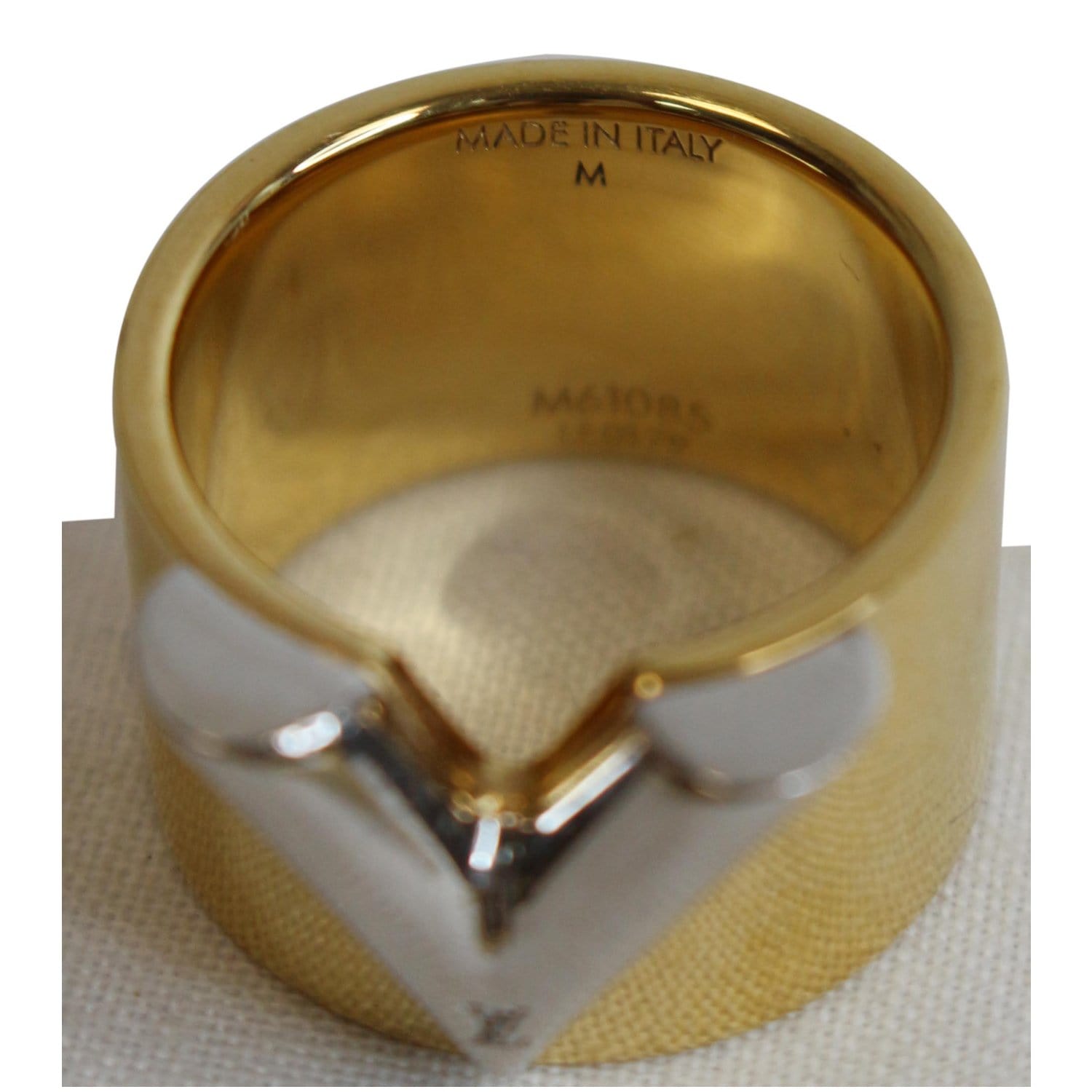 LOUIS VUITTON Essential V Ring Medium Gold M61085