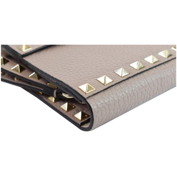 VALENTINO Garavani Rockstud Flip Leather Clutch Bag Poudre