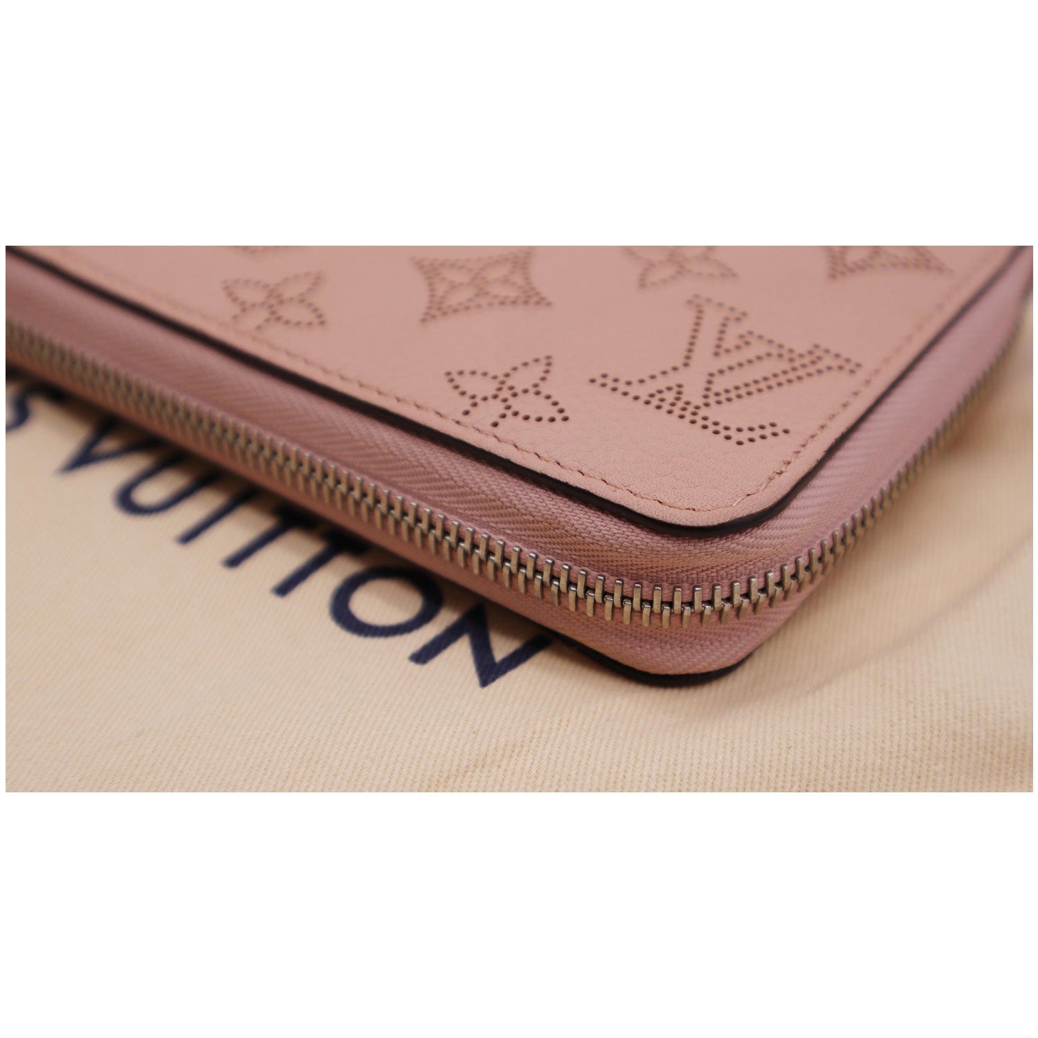 Louis Vuitton Mahina Long Zip Wallet Magnolia Rose Pink Leather –  ＬＯＶＥＬＯＴＳＬＵＸＵＲＹ