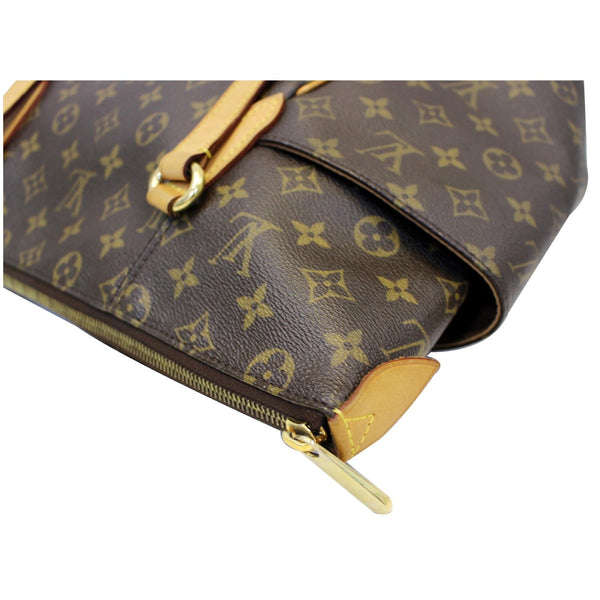 Louis Vuitton Totally Mm Shoulder Bag | upper corner view