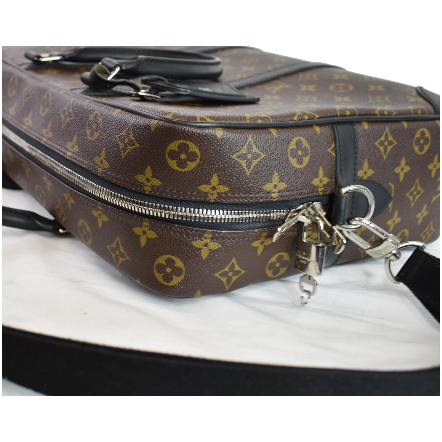 Porte documents voyage cloth bag Louis Vuitton Brown in Cloth - 26930538