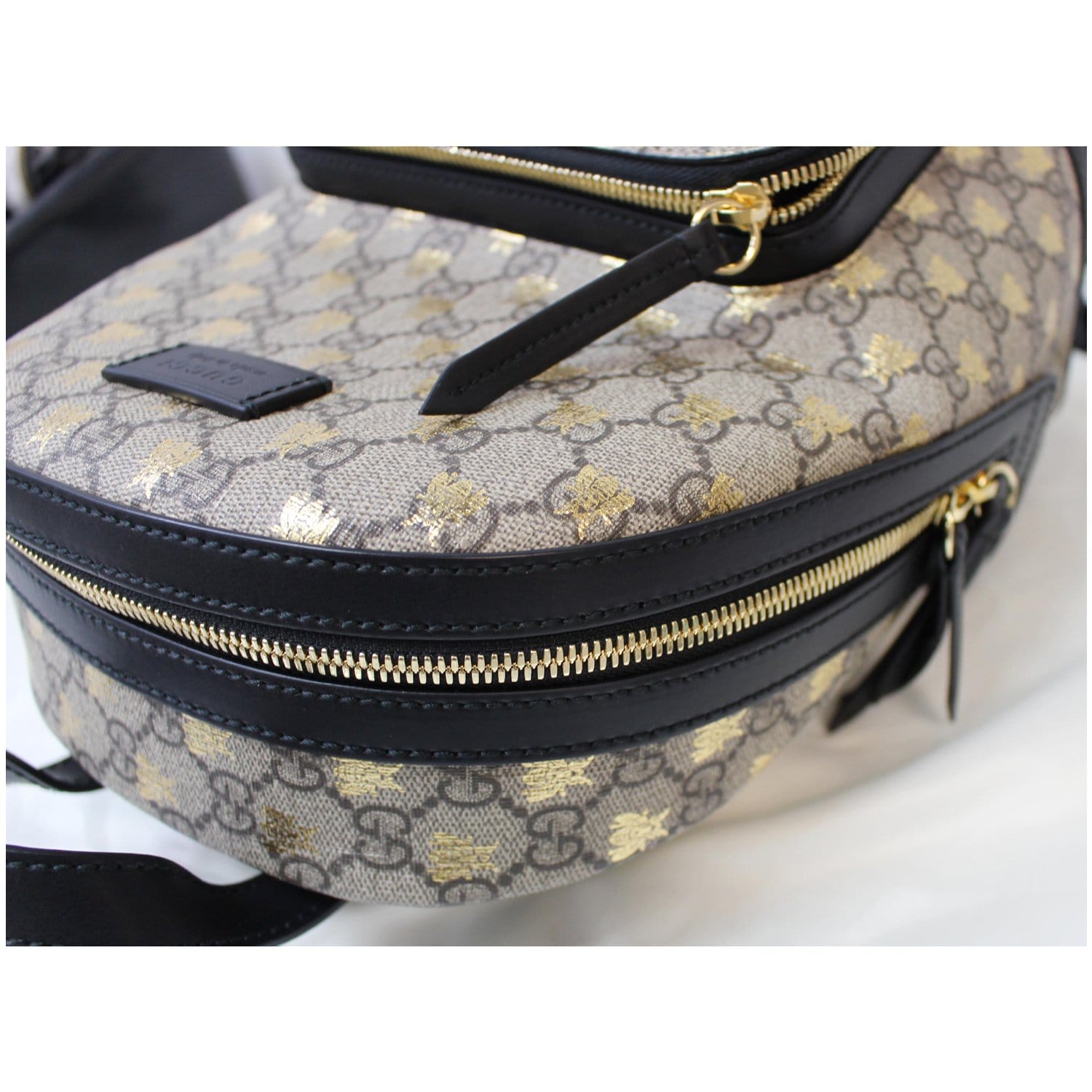 gucci mini bee backpack GUCCI Bees Small Day GG Supreme Monogram Backpack Bag Beige 427042