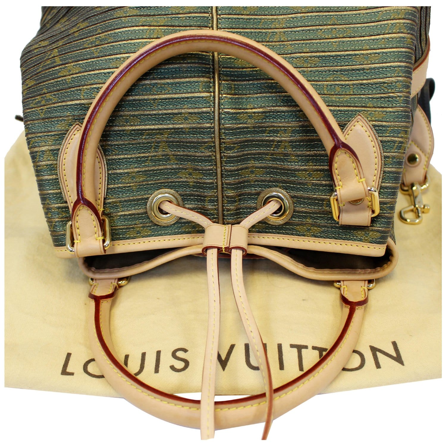 LOUIS VUITTON Bag Eden 30 cm in neo khaki Monogram ca…