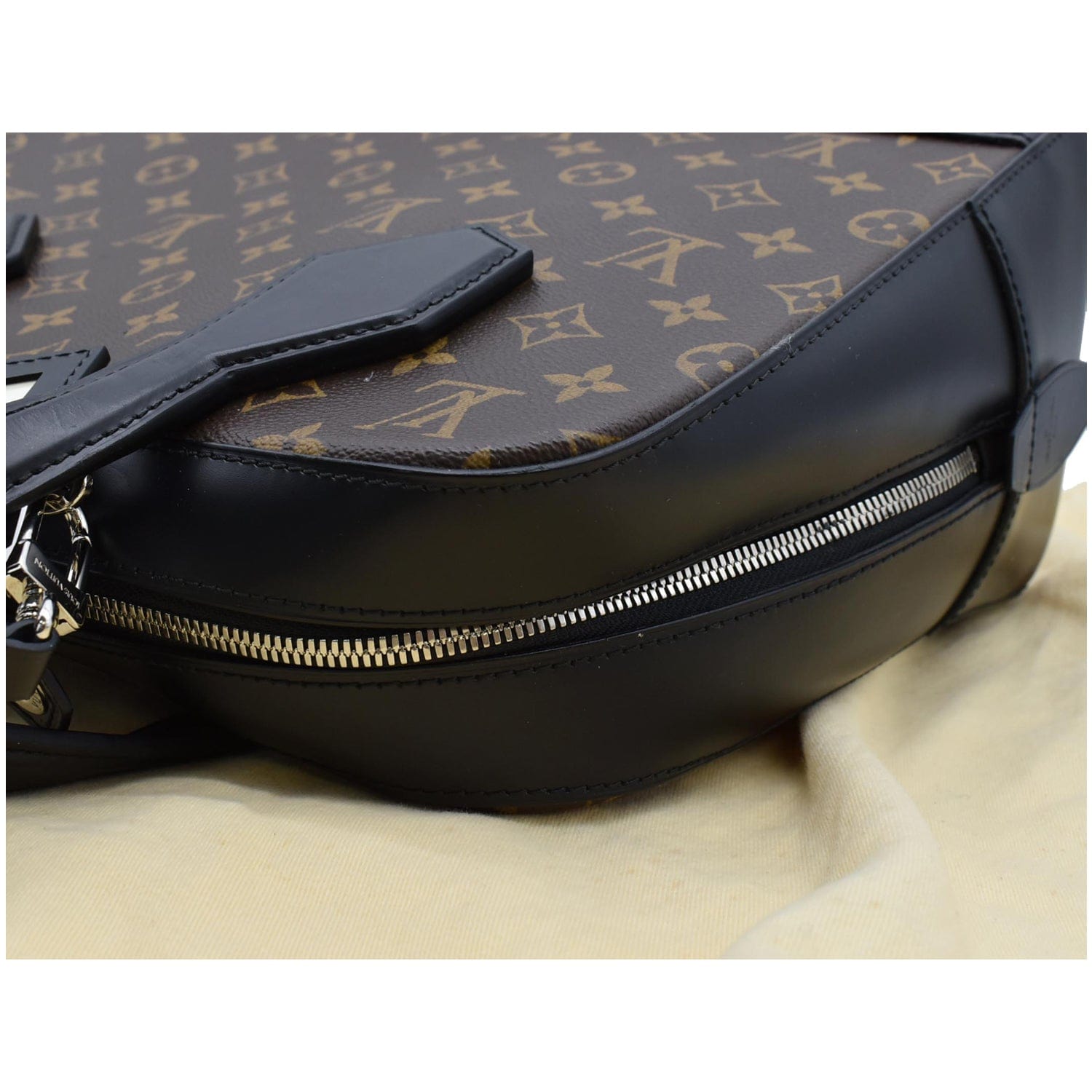 Louis Vuitton Dora Leather Handbag