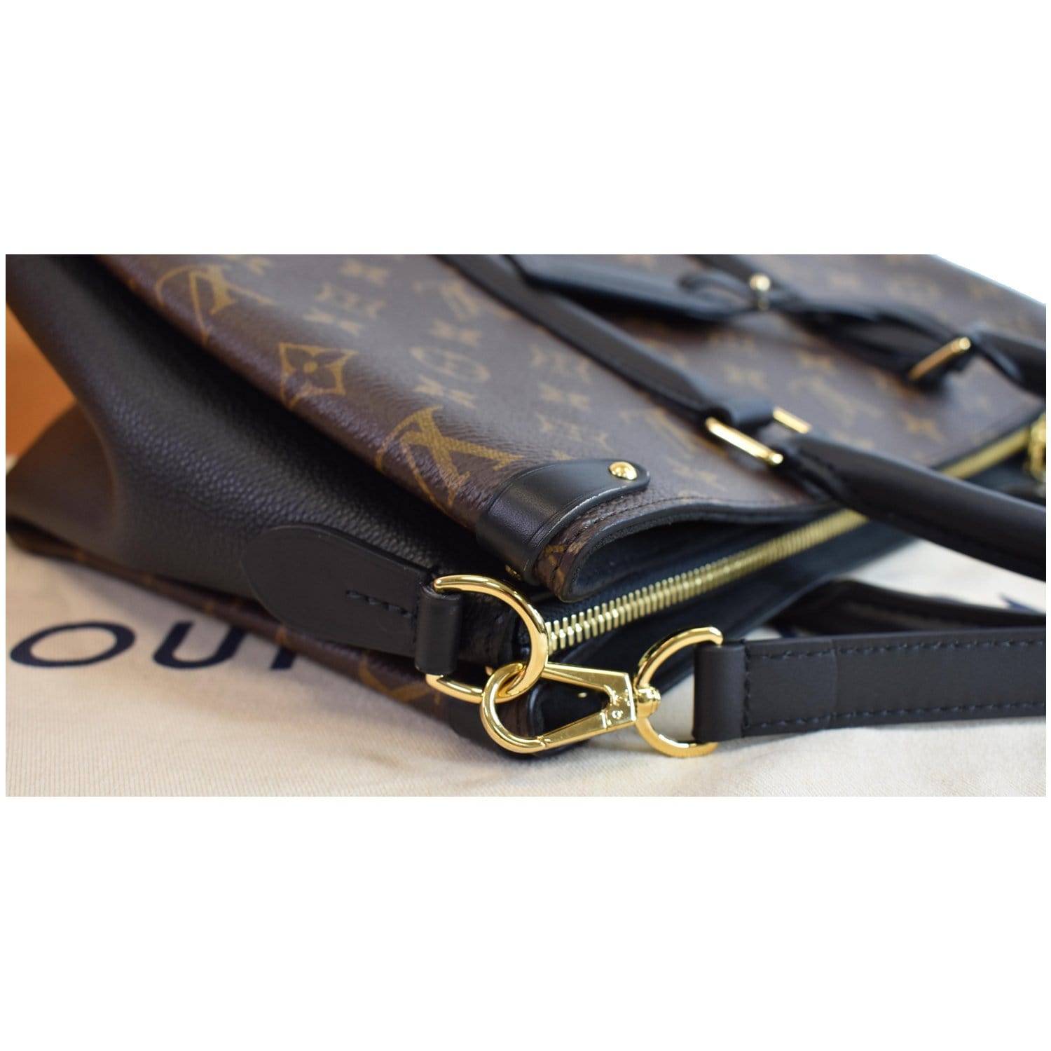 Louis Vuitton Brown Monogram Soufflot MM Cloth ref.1033005 - Joli