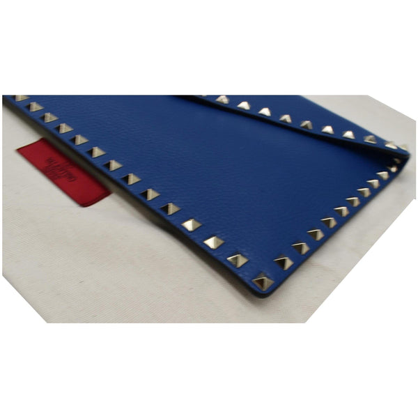 VALENTINO Garavani Rockstud Grainy Envelope Pouch Blue