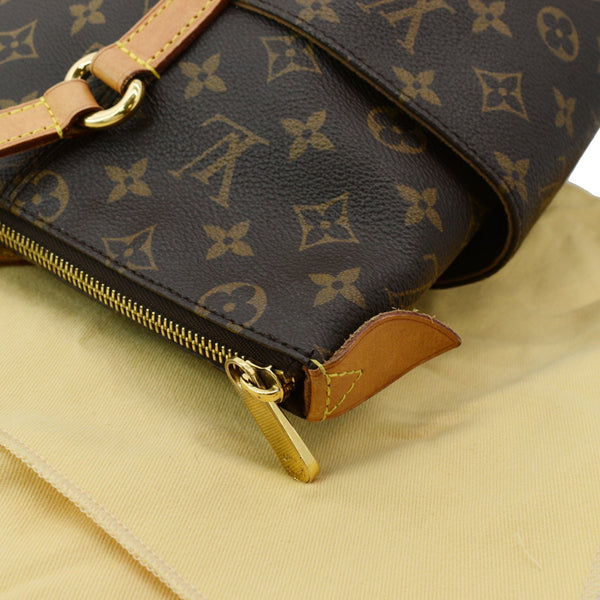 LOUIS VUITTON Totally MM Monogram Canvas Shoulder Bag Brown
