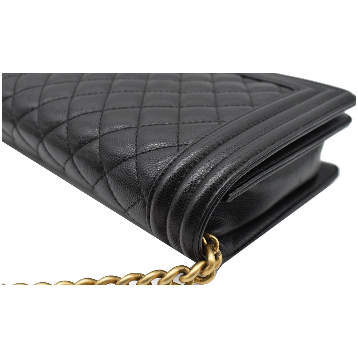 Chanel trapuntata Medium Boy Flap Caviar Leather Shoulder Bag