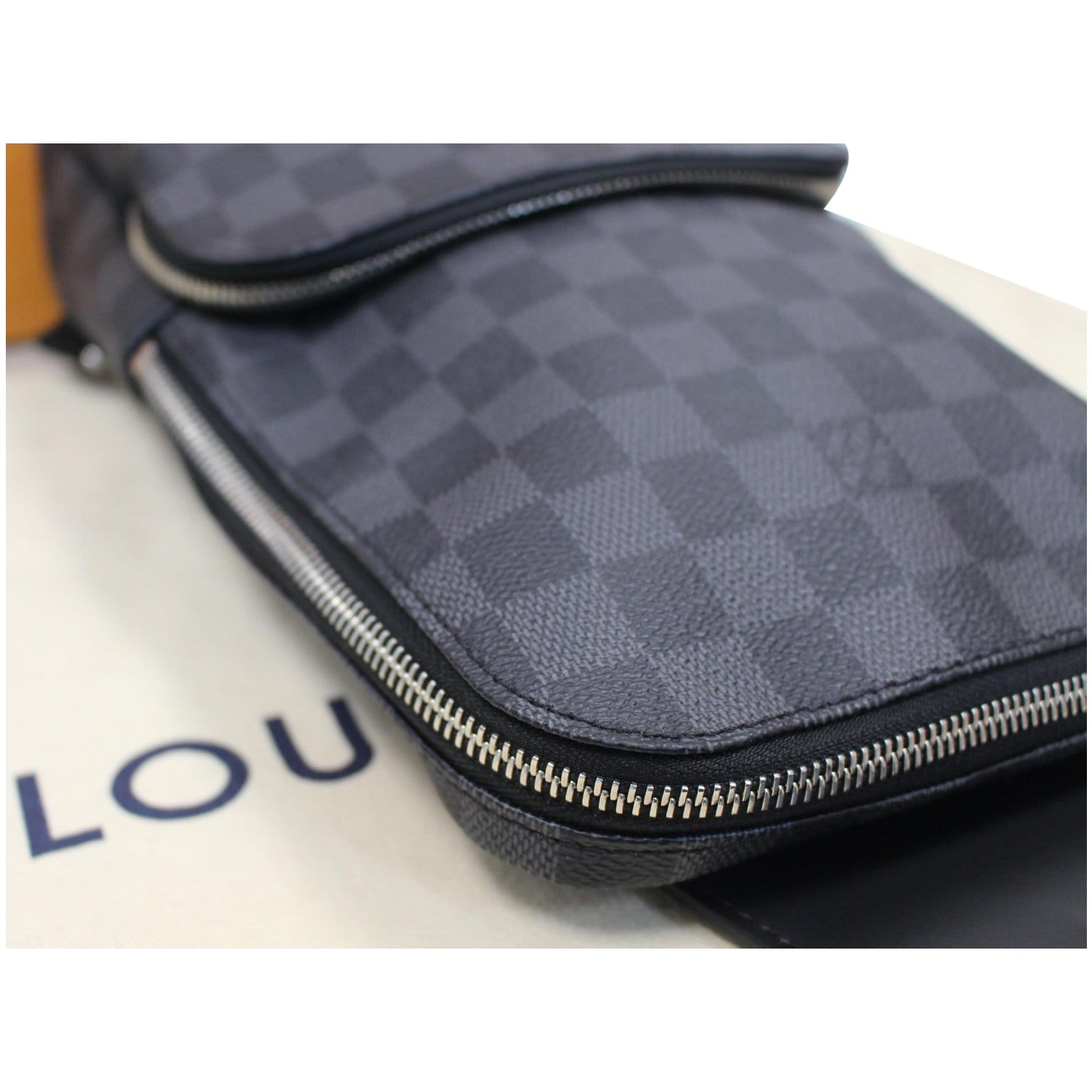 Avenue sling cloth satchel Louis Vuitton Black in Cloth - 32087773