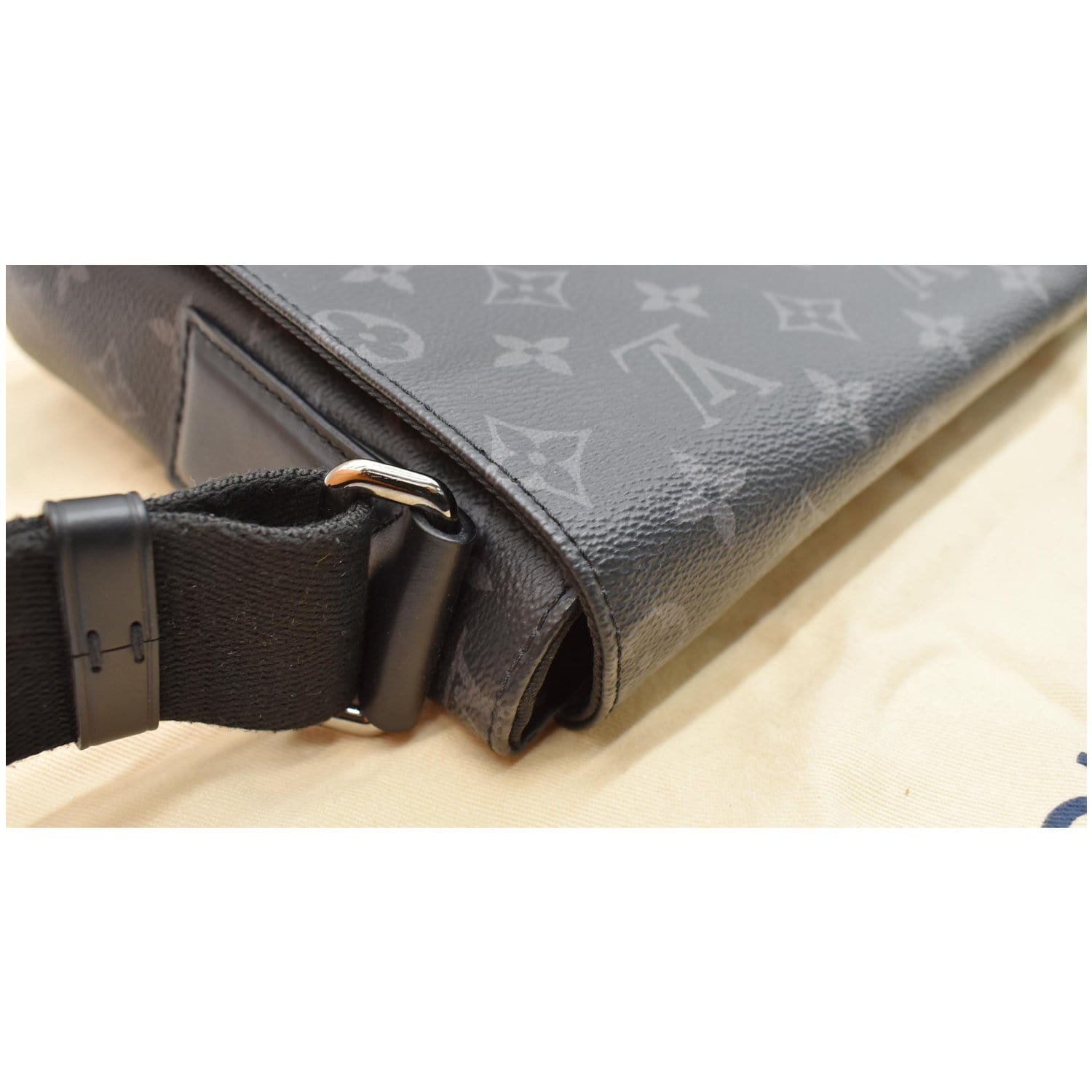 District cloth bag Louis Vuitton Black in Cloth - 32651520