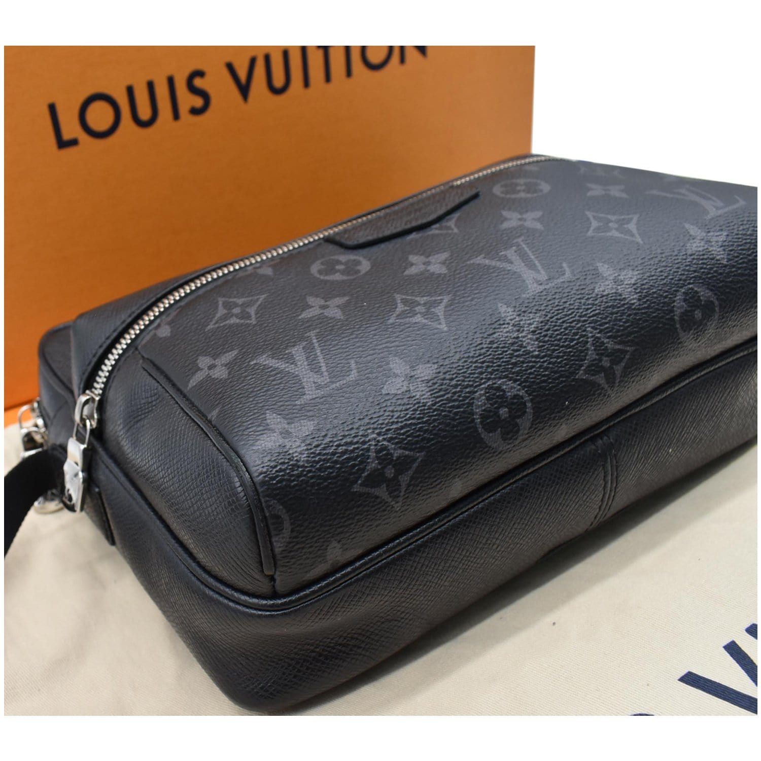 Louis Vuitton pre-owned Damier Ebène Flap Messenger Bag - Farfetch