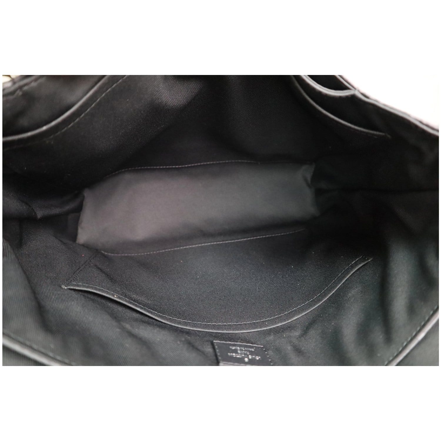 District leather bag Louis Vuitton Black in Leather - 35132478