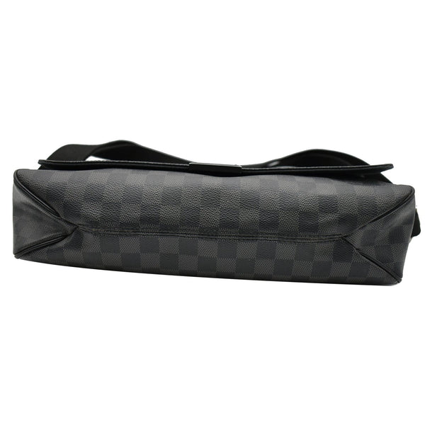 LOUIS VUITTON District GM Damier Graphite Messenger Crossbody Bag Black