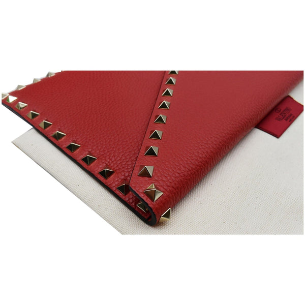 Valentino Garavani Rockstud Grainy Envelope Pouch - DDH