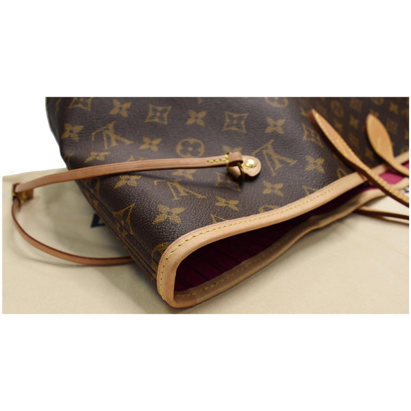 Louis Vuitton Neverfull GM Shoulder Bag corner strap