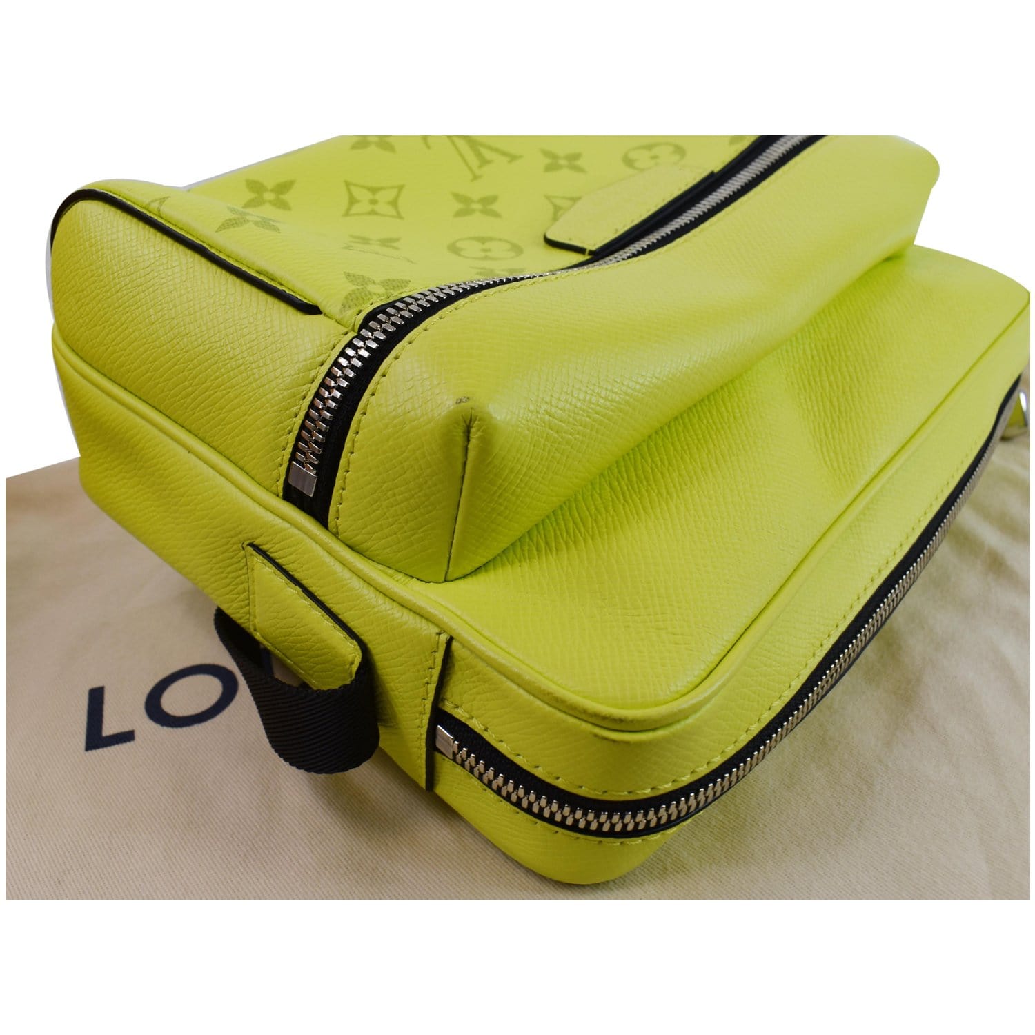 lime green louis vuitton backpack Discovery PM Bamboo Monogram Eclipse Canvas ring to which the removable dog Louis Vuitton Miami Green Taigarama