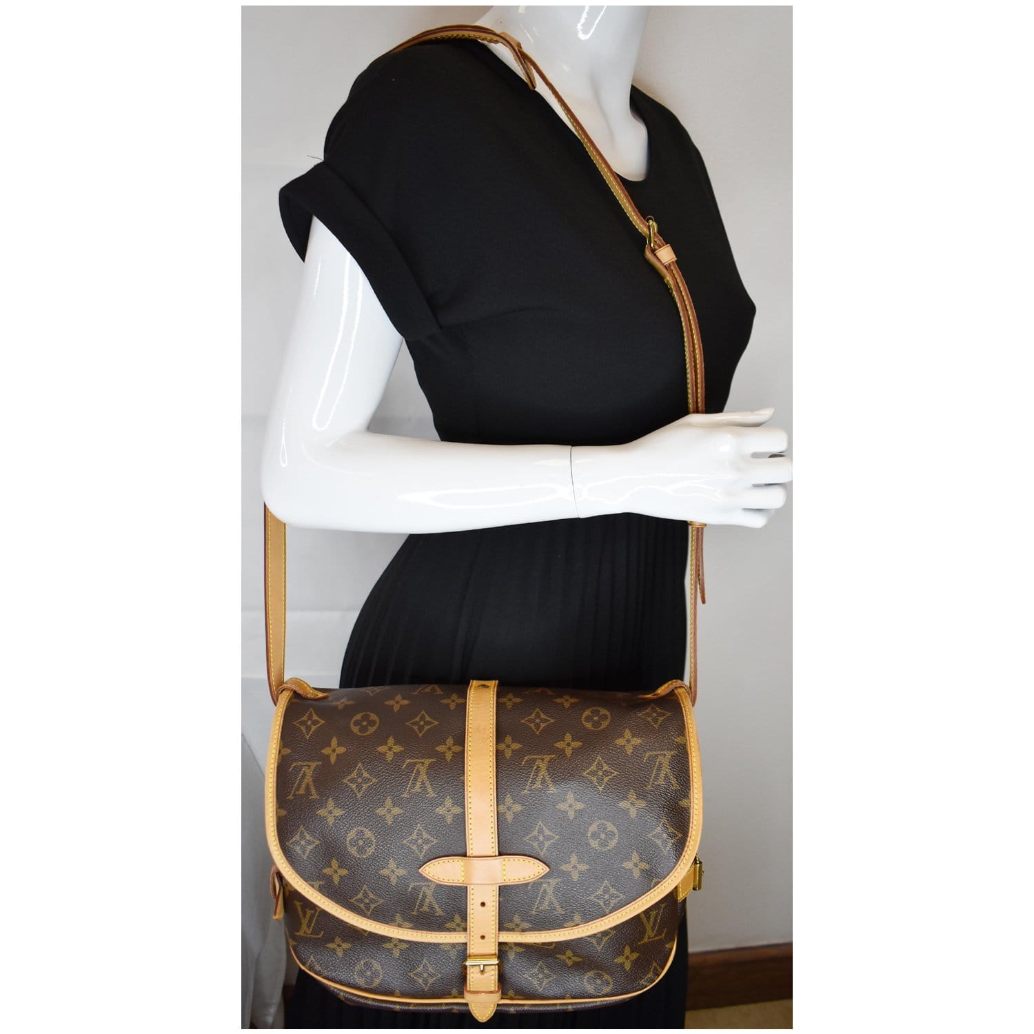 Saumur handbag Louis Vuitton Brown in Cotton - 37300936