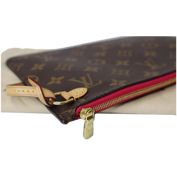 close view lv Wristlet Pouch Canvas Neverfull MM