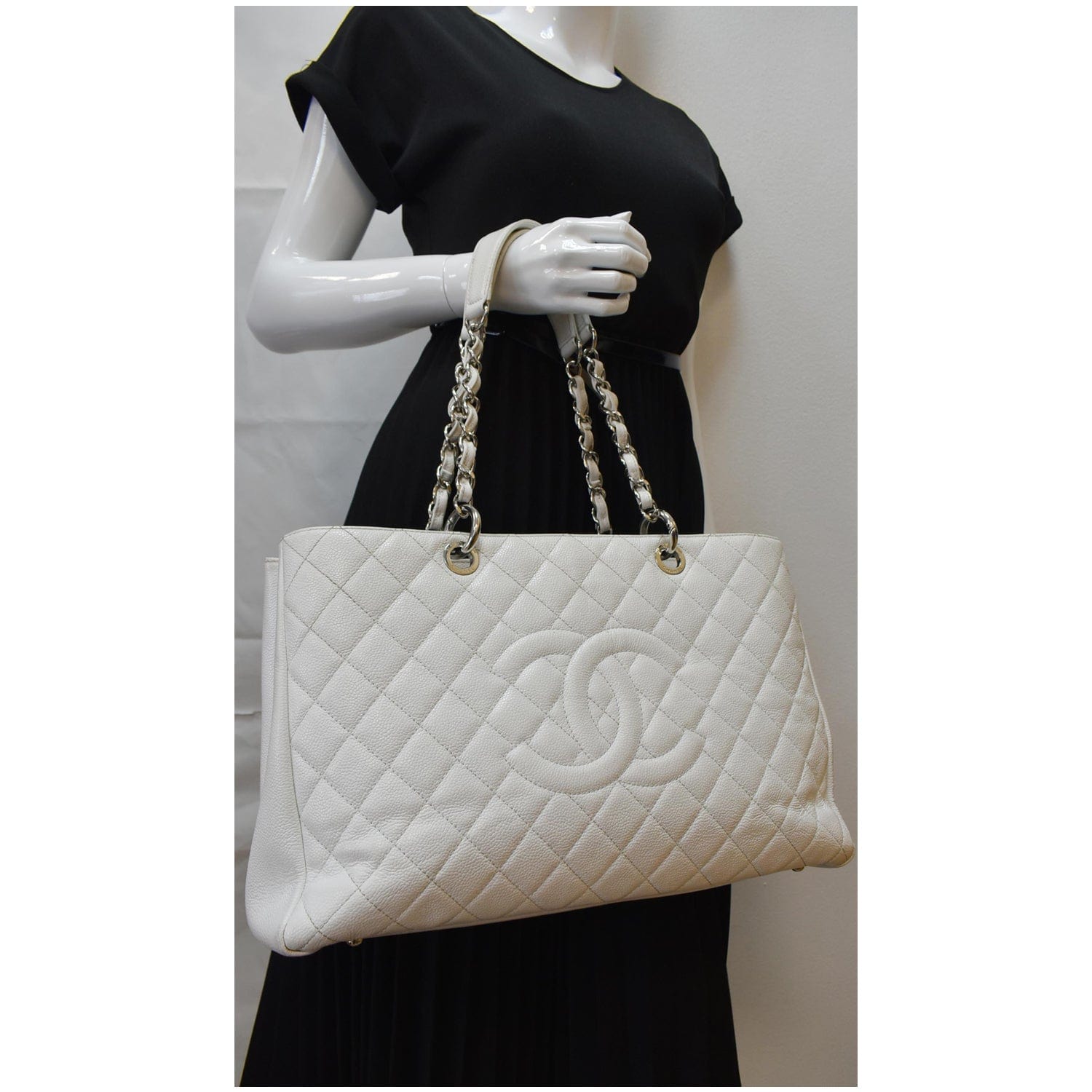 Chanel LARGE SHOPPING TOTE BAG IN WHITE LEATHER Black ref.855467 - Joli  Closet