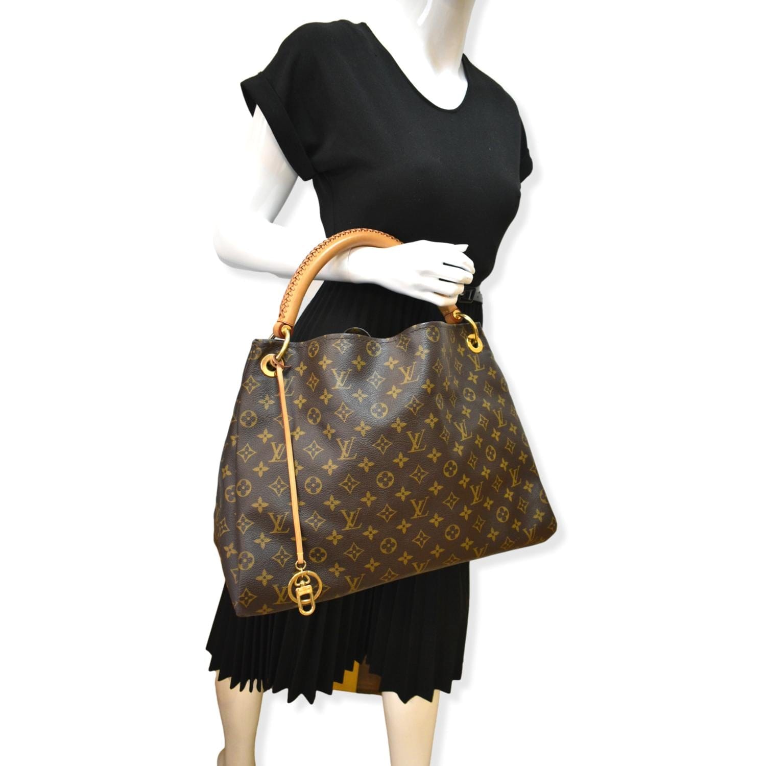 Ootd outfit of the day Louis Vuitton monogram artsy mm 