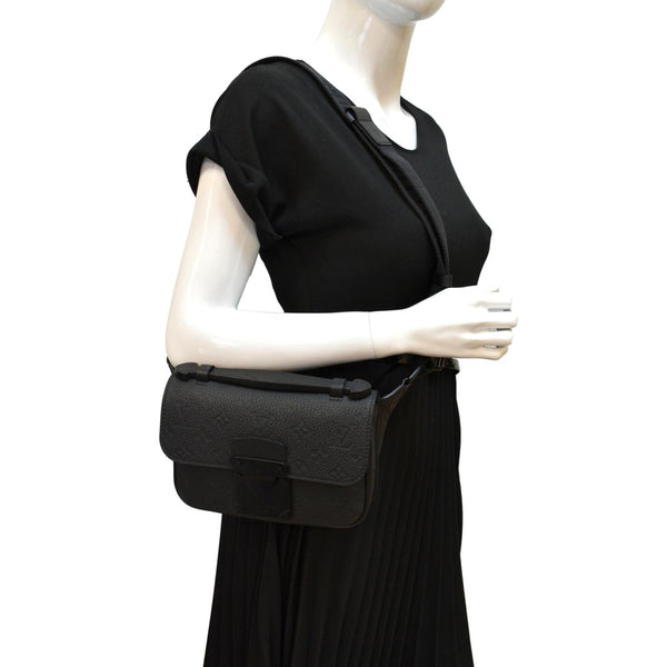 Bum bag / sac ceinture cloth bag Louis Vuitton Black in Cloth