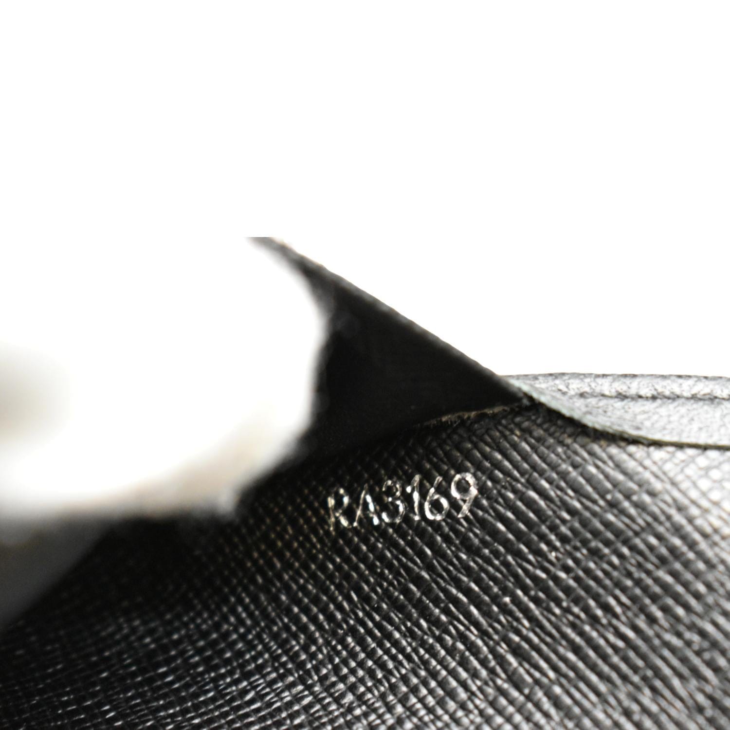 LOUIS VUITTON Taiga Leather Small Ring Agenda Cover Black - 10% Off