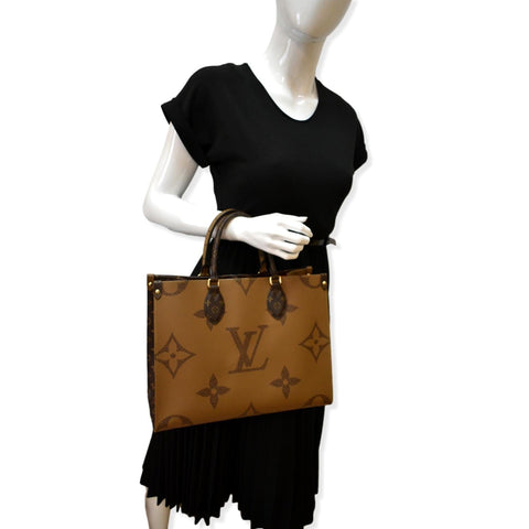 Louis Vuitton Onthego MM Giant Monogram Canvas Shoulder Bag