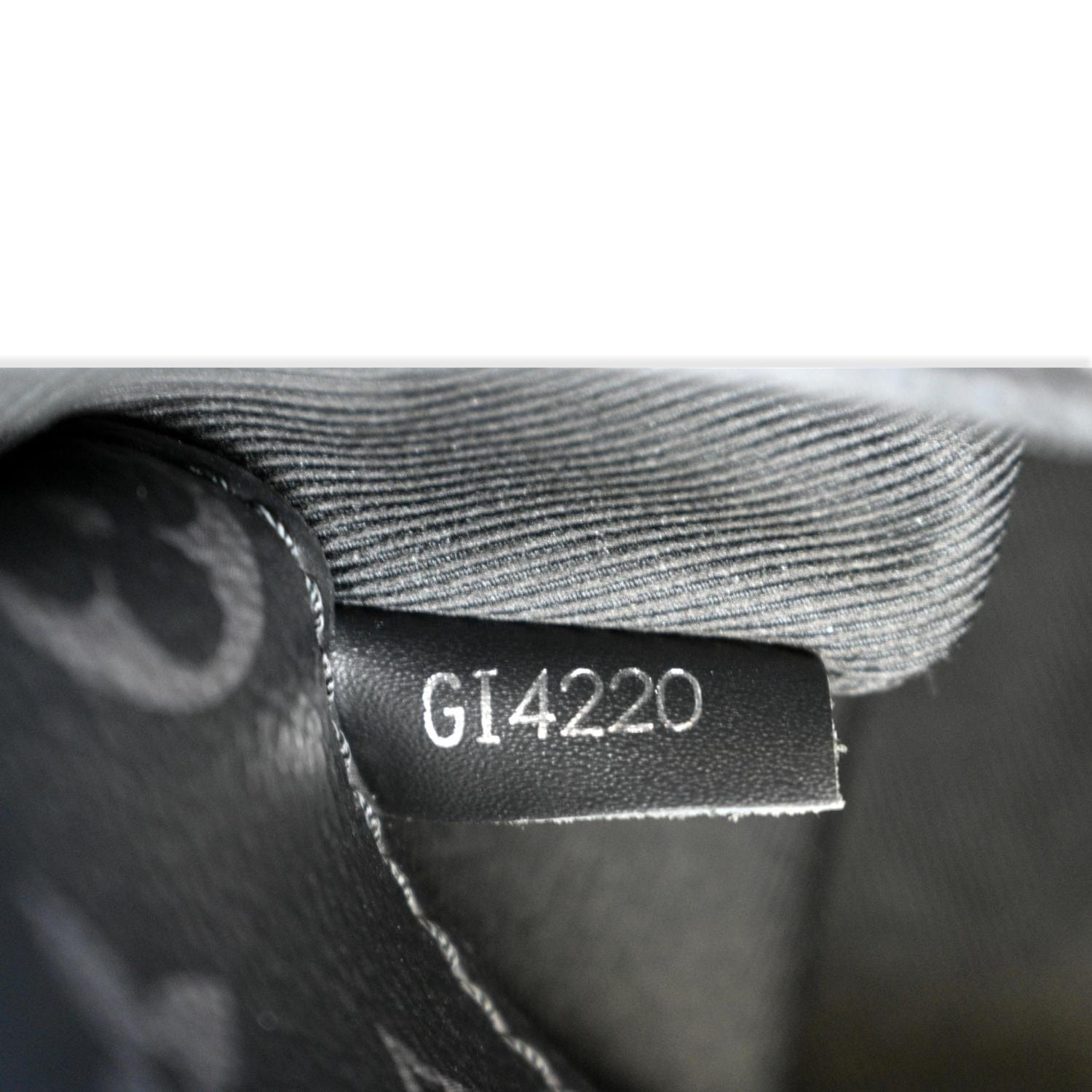 Louis Vuitton District Shoulder bag 329675