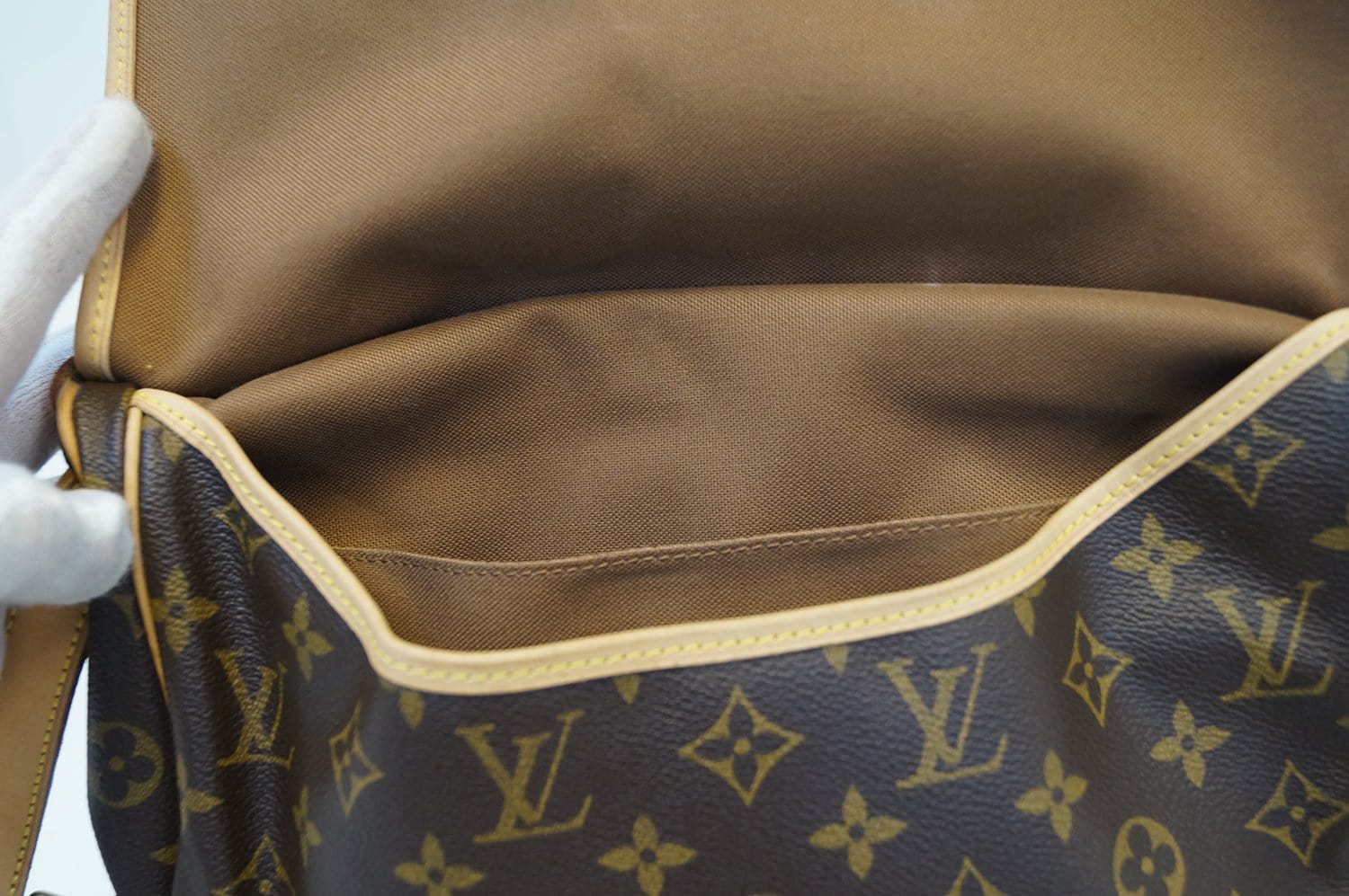 Louis Vuitton Saumur Shoulder bag 397070