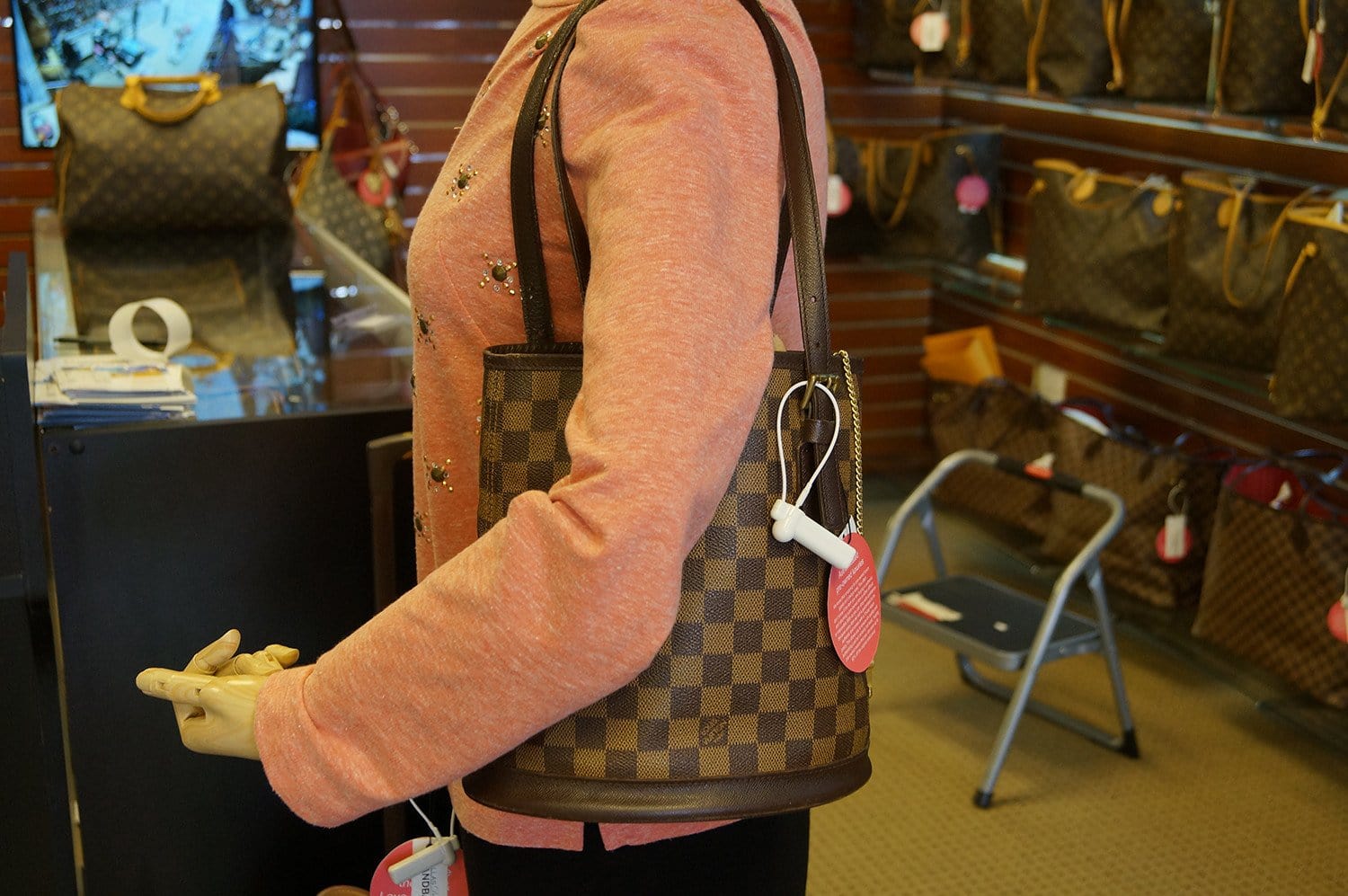 louis vuitton bucket bag with pouch