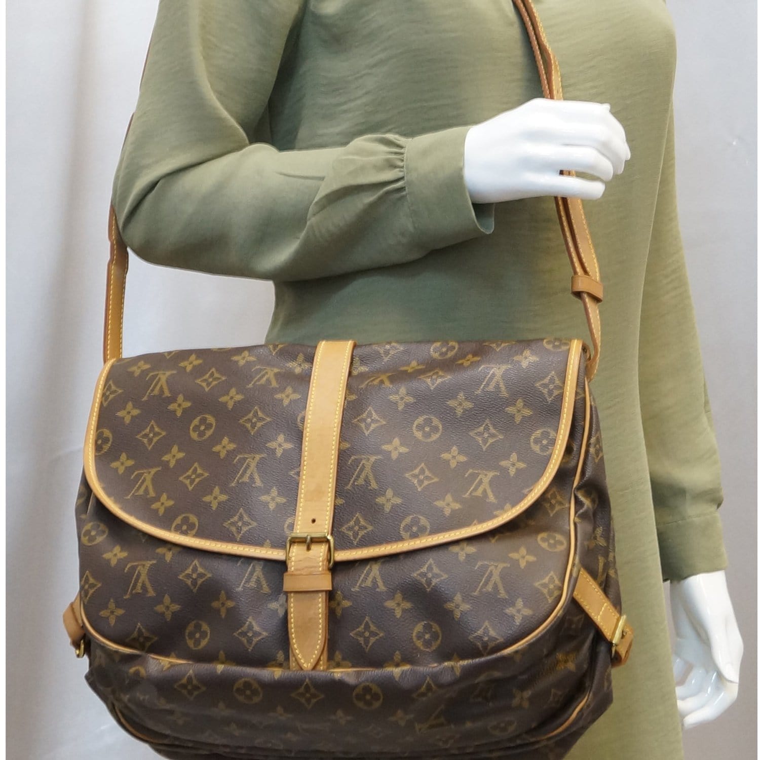  Louis Vuitton Monogram Samur 35 Messenger Bag