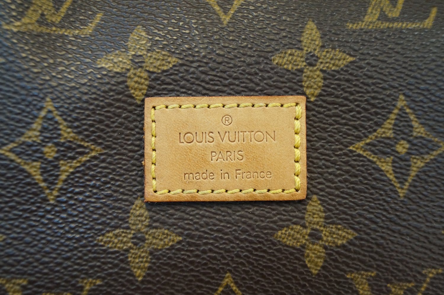 Louis Vuitton Vintage Monogram Canvas Saumur 30 Messenger Bag (SHF-206 –  LuxeDH