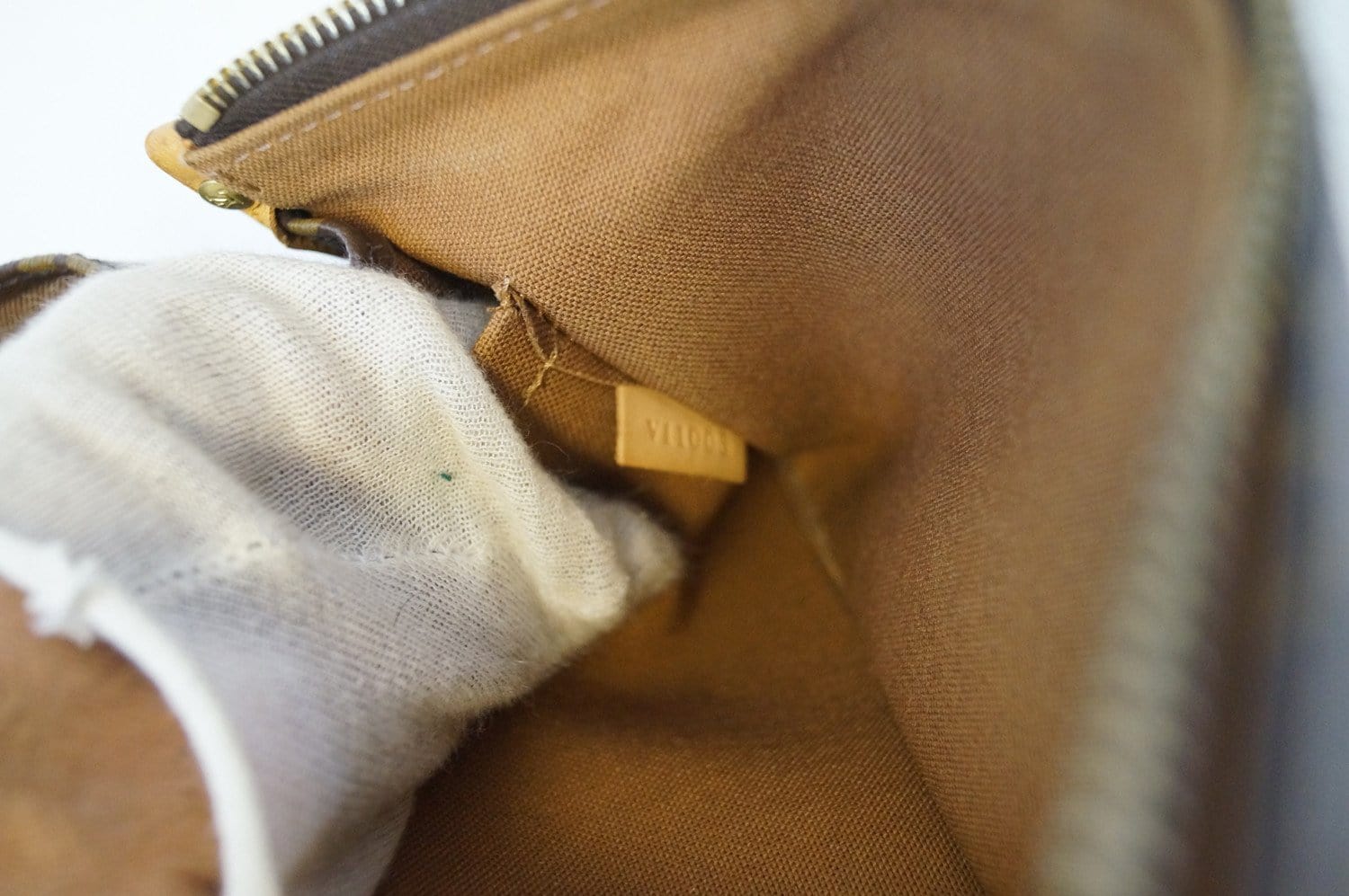 Popincourt leather handbag Louis Vuitton White in Leather - 25690271