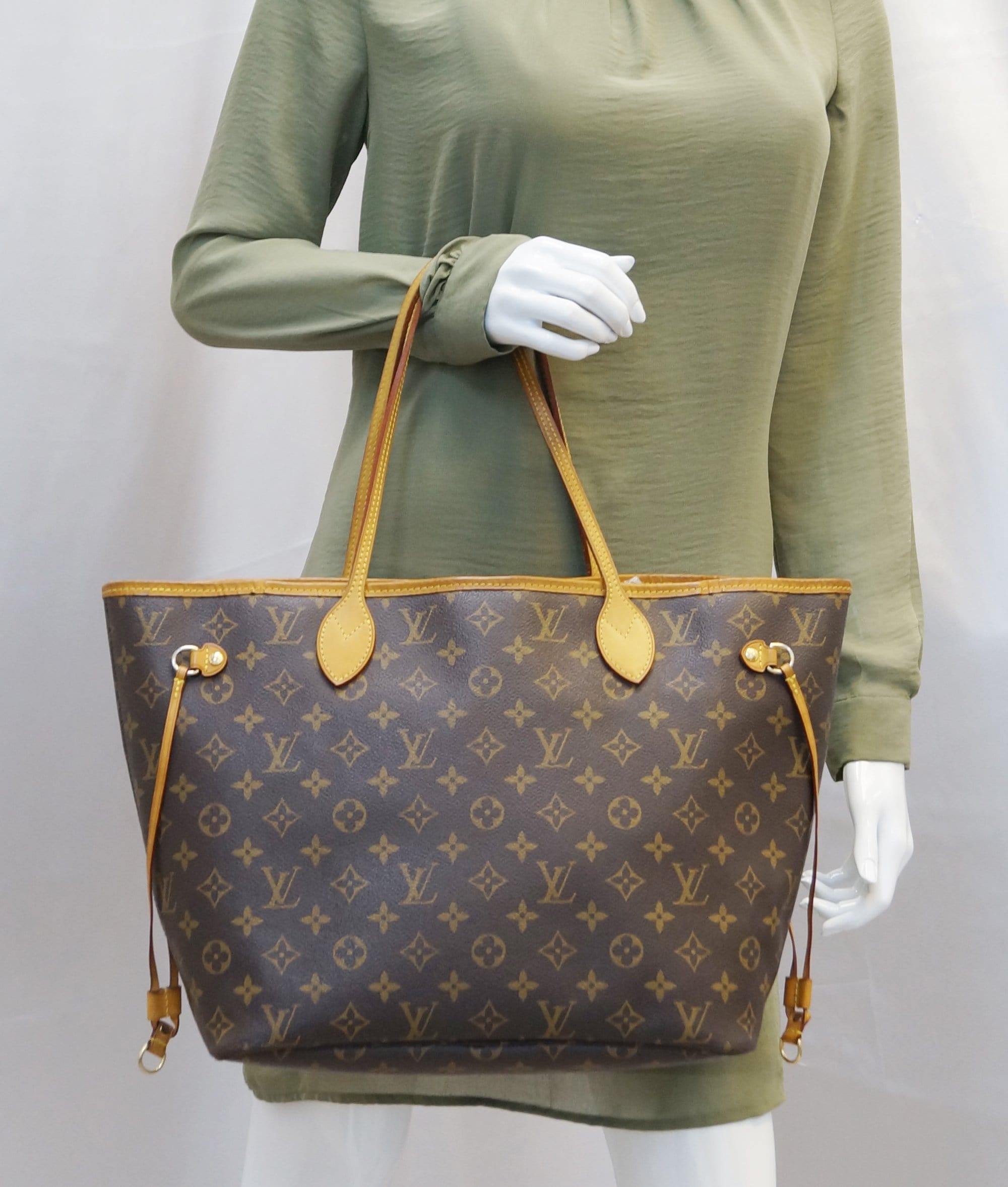 Gorgeous LV neverfull MM with classic interior available for $1099