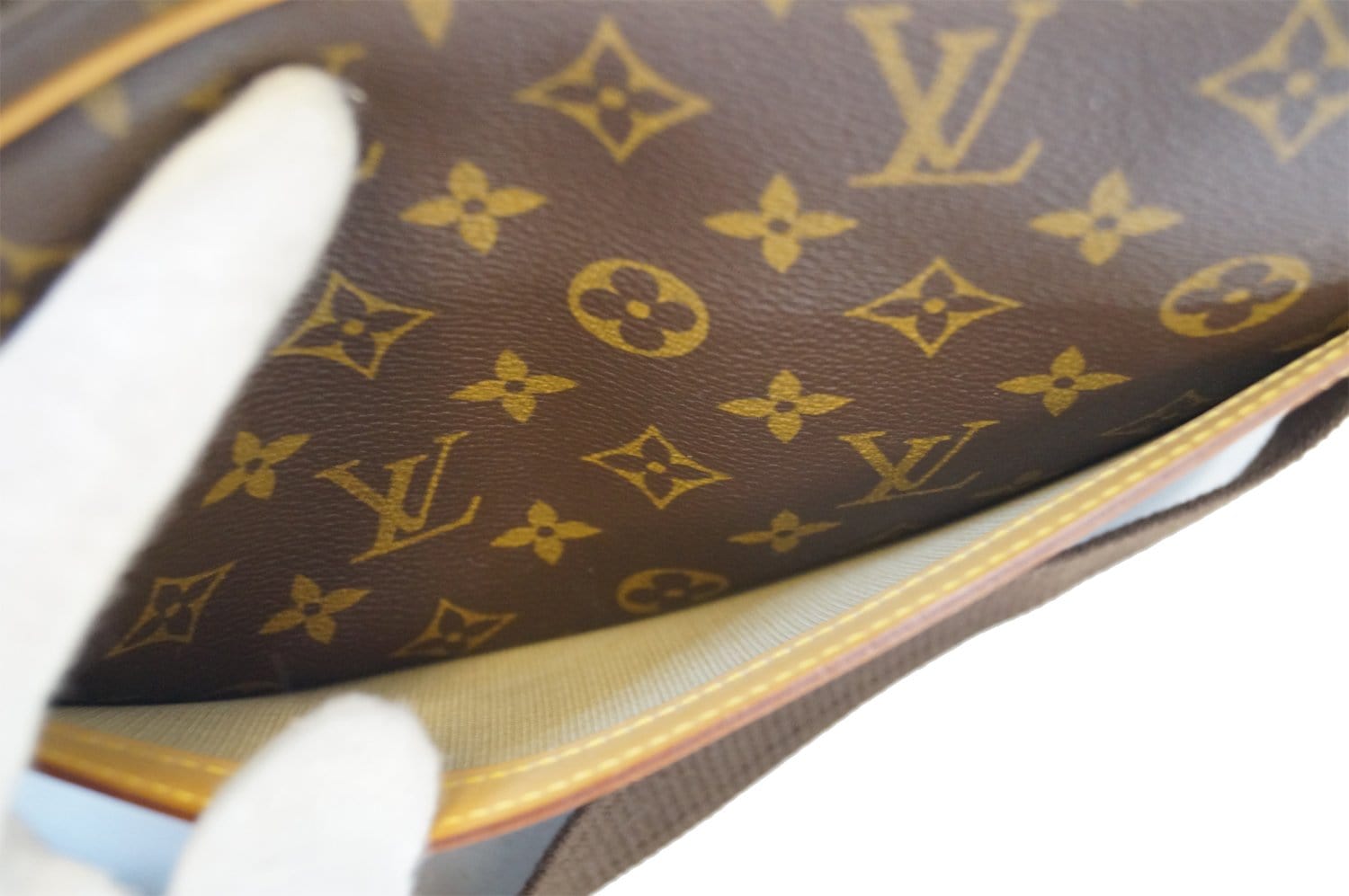 Authentic Louis Vuitton Class Monogram Reporter PM Messenger Bag – Paris  Station Shop