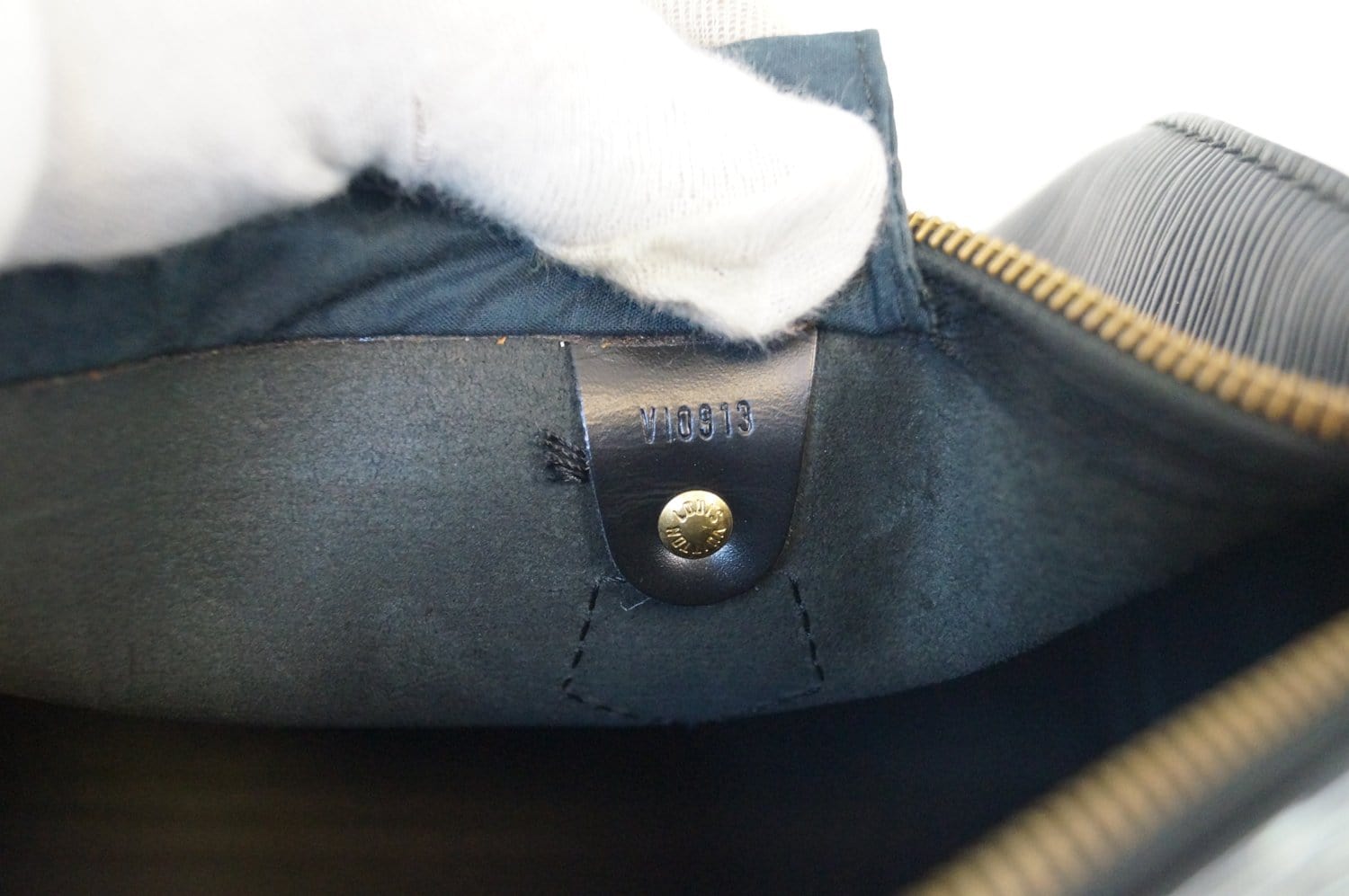 Speedy leather handbag Louis Vuitton Black in Leather - 35886400