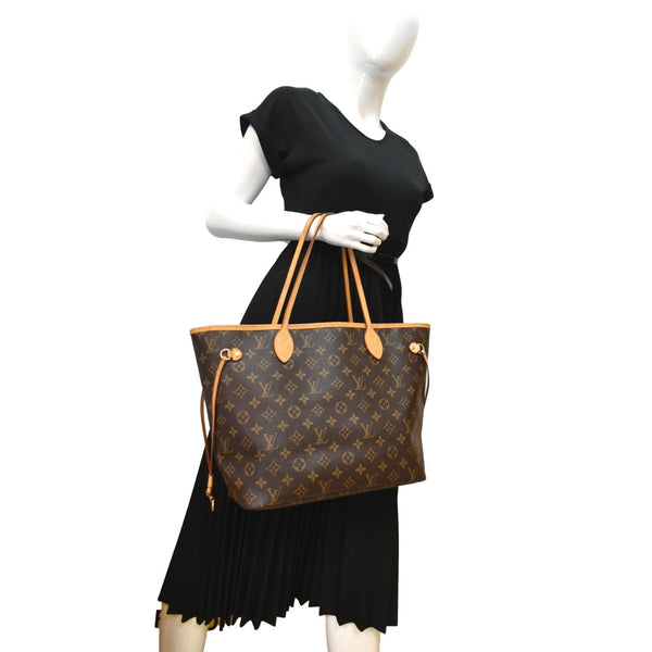 el gran clásico de la firma Louis Vuitton fue creado en 1933 MM Monogram Canvas Tote Bag Brown