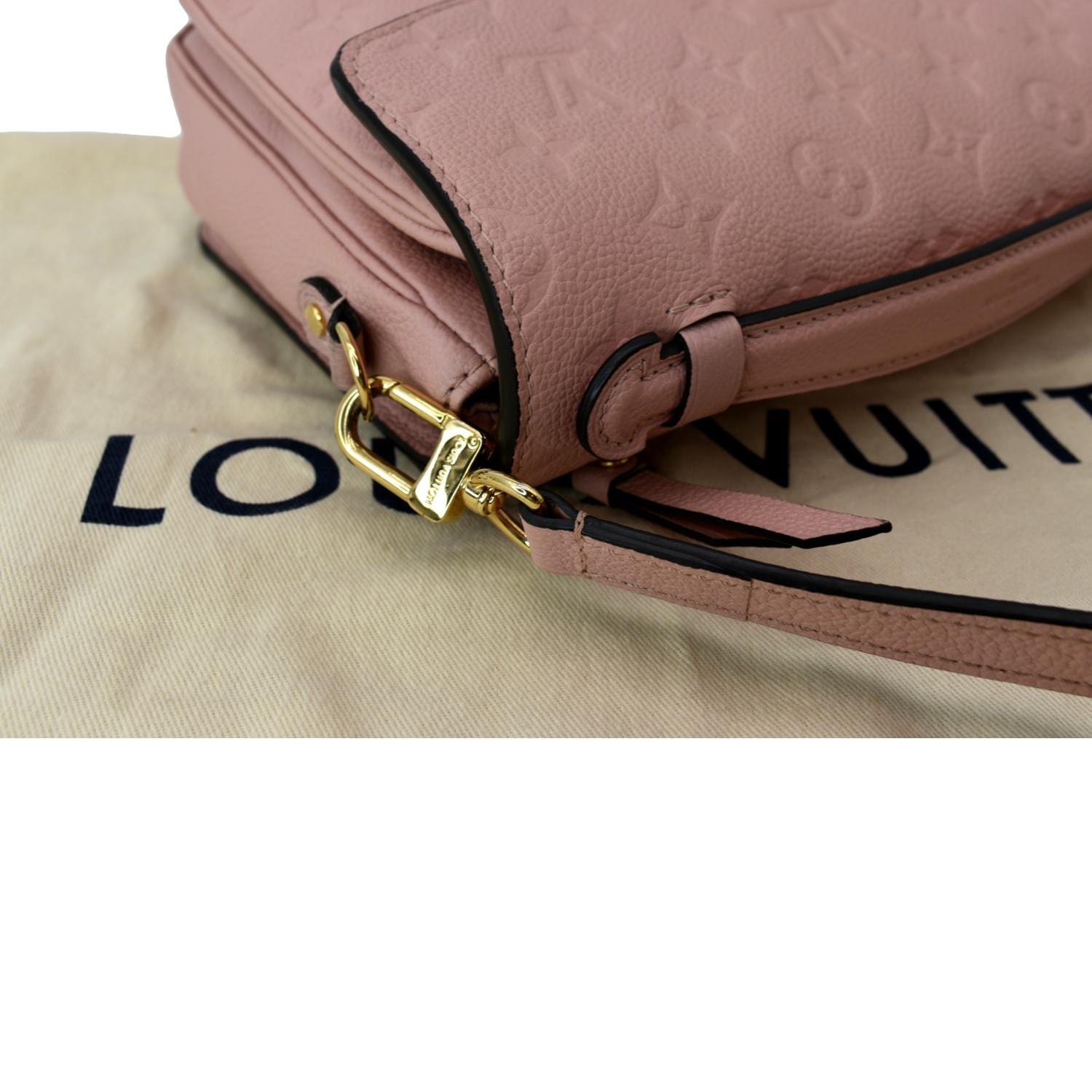 Louis Vuitton Noir Pochette Metis. In my pink car. 💕 xoxkimberly