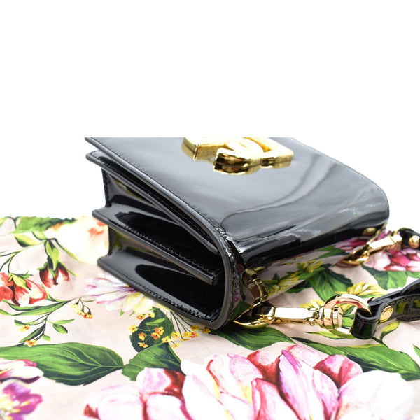 Bolso bandolera padded Dolce & Gabbana Lucia en cuero negro y blanco Logo Patent Leather Crossbody Bag Black - Right Side