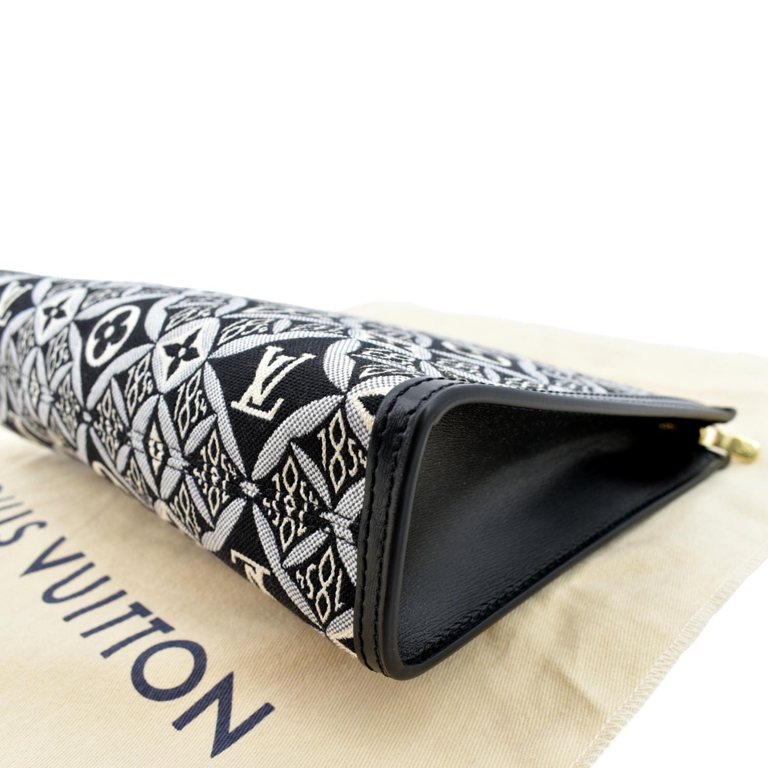 Louis Vuitton 'Hanging Toiletry' Pouch – Fashionably Yours
