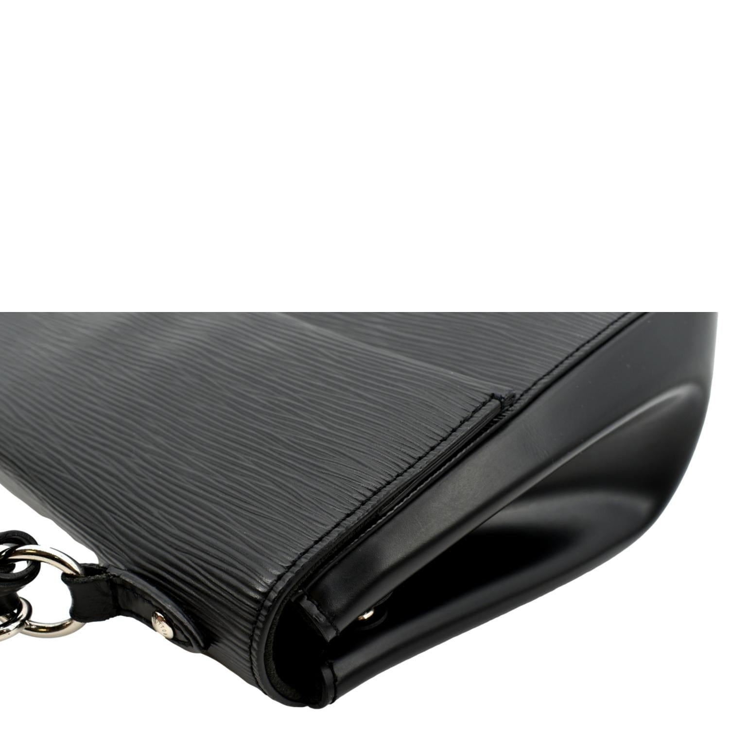 Authentic Louis Vuitton Epi Cluny Shoulder Bag Purse Black M52252 LV 8151F