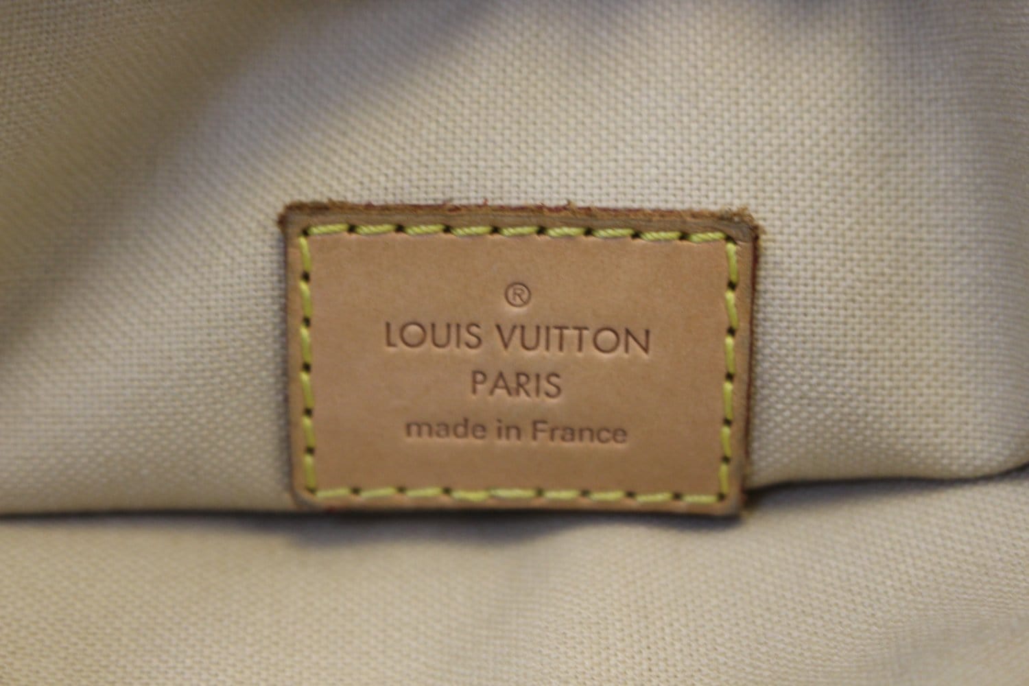 Borsa Louis Vuitton Lockme in pelle martellata nera, White Louis Vuitton  Damier Azur Bosphore Pochette Crossbody Bag