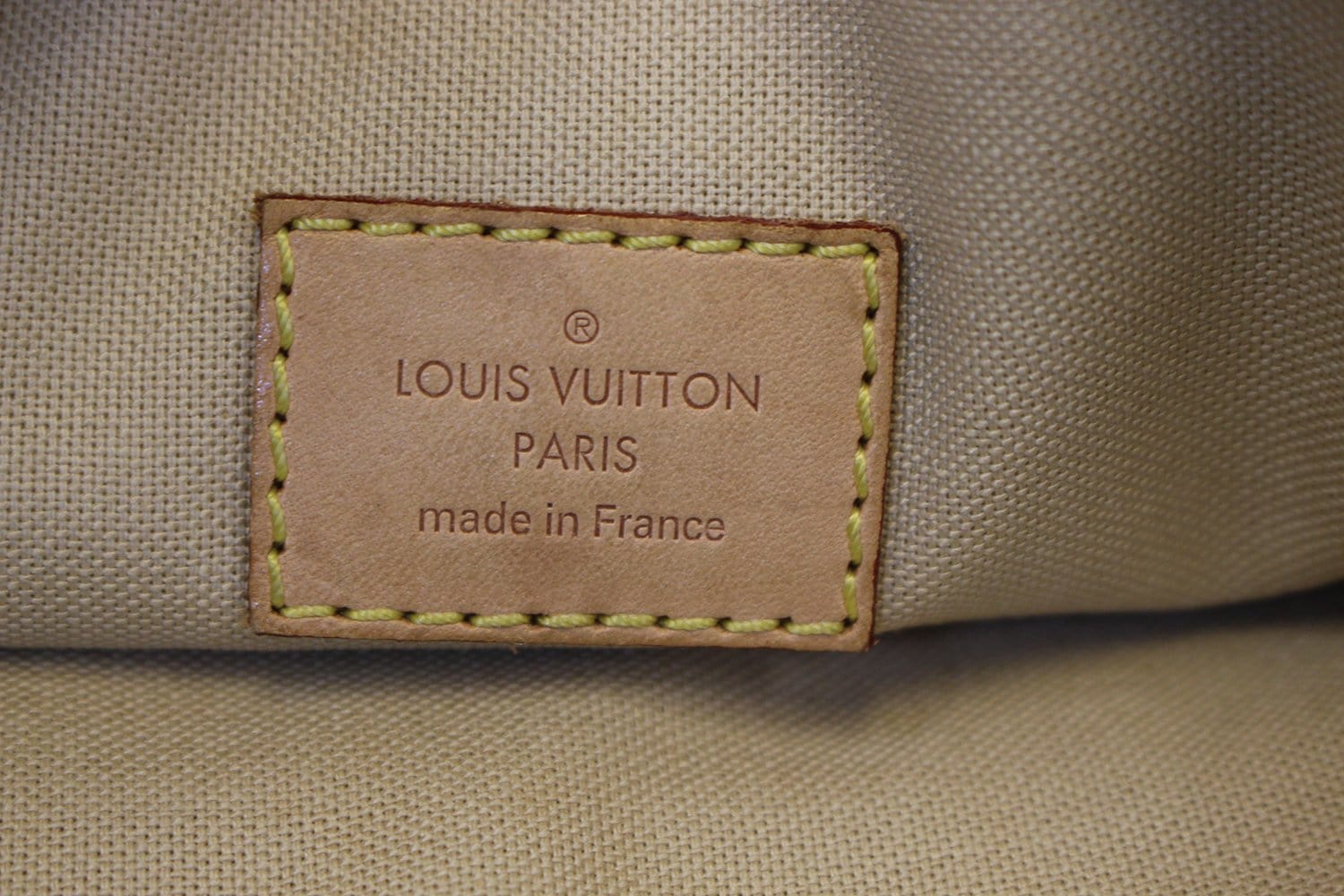 Borsa Louis Vuitton Lockme in pelle martellata nera, White Louis Vuitton  Damier Azur Bosphore Pochette Crossbody Bag