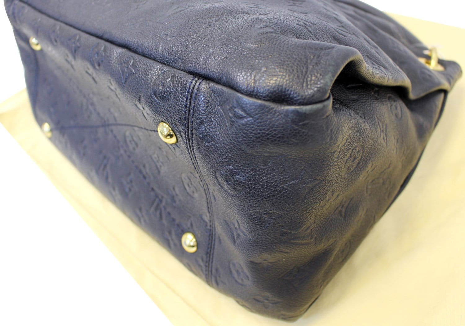 Louis Vuitton artsy handbag in midnight blue embossed