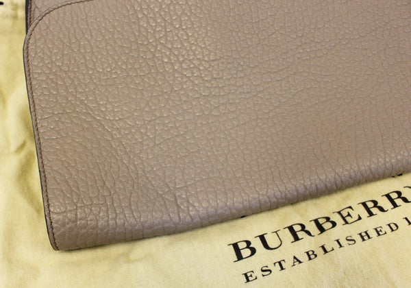 Burberry Clutch Heritage Sonnet Grain Leather - side view