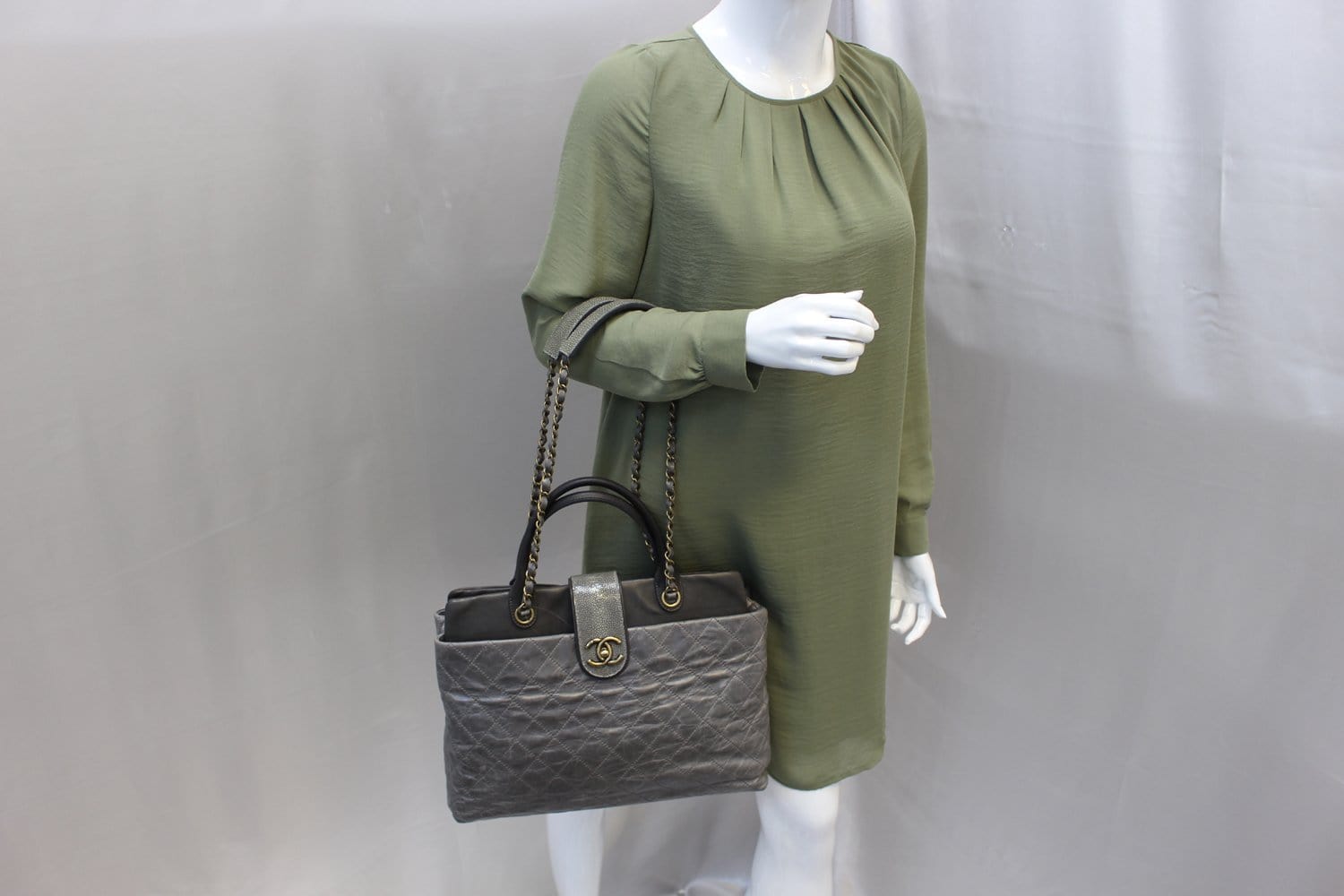 Chanel Bag Vintage Glazed Calfskin Stingray Large Bindi Cc Grey Tote Hand  B452 Auction