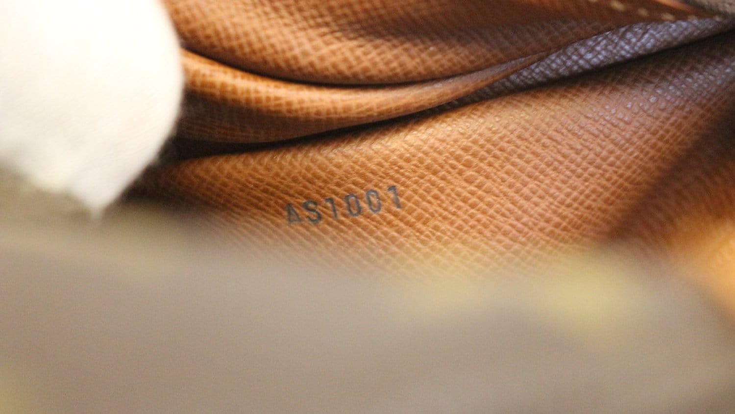 Louis Vuitton 2001 pre-owned Boulogne 30 Shoulder Bag - Farfetch
