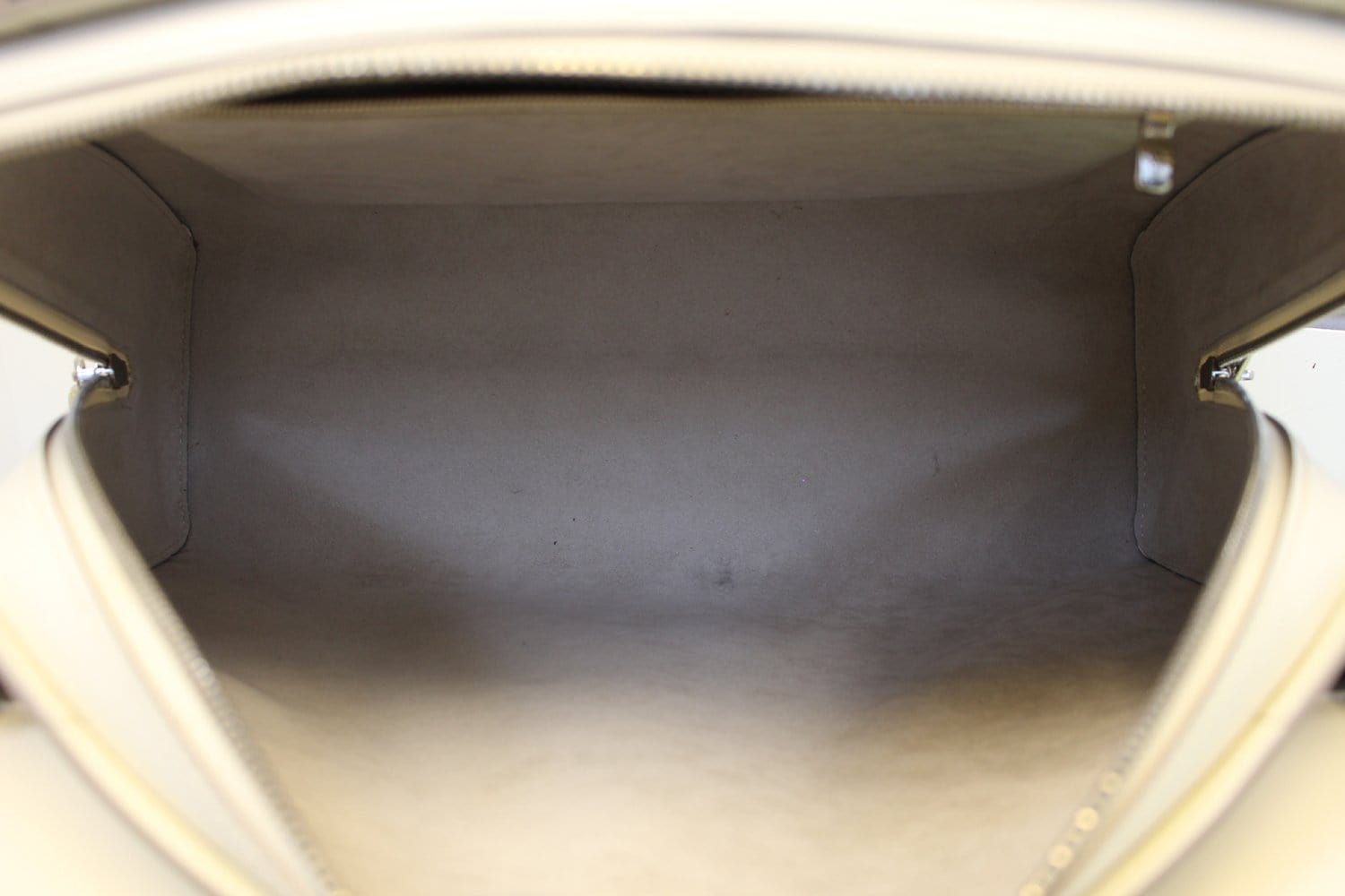 Pont 9 leather handbag Louis Vuitton White in Leather - 37598652