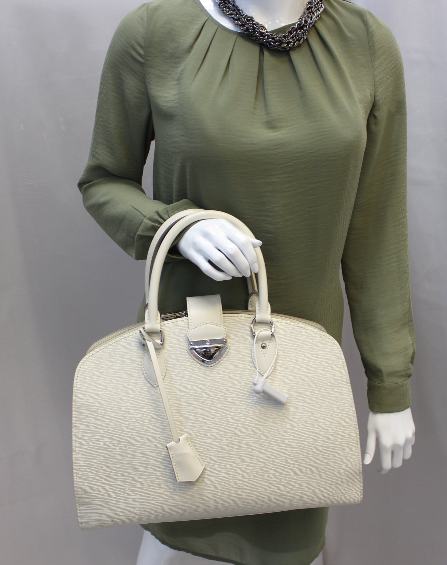 Pont 9 leather handbag Louis Vuitton White in Leather - 37598652