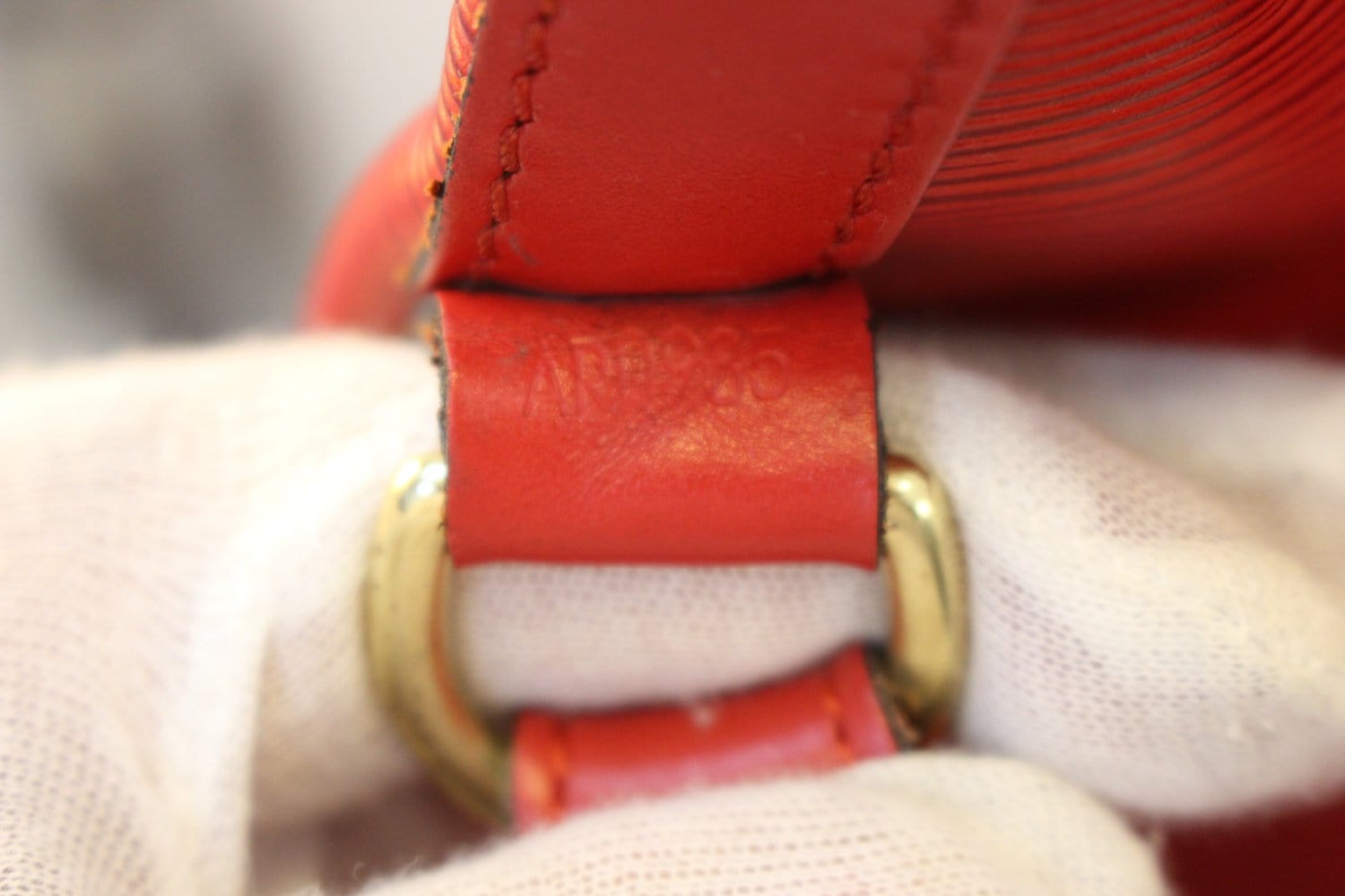Néonoé leather handbag Louis Vuitton Red in Leather - 32646137